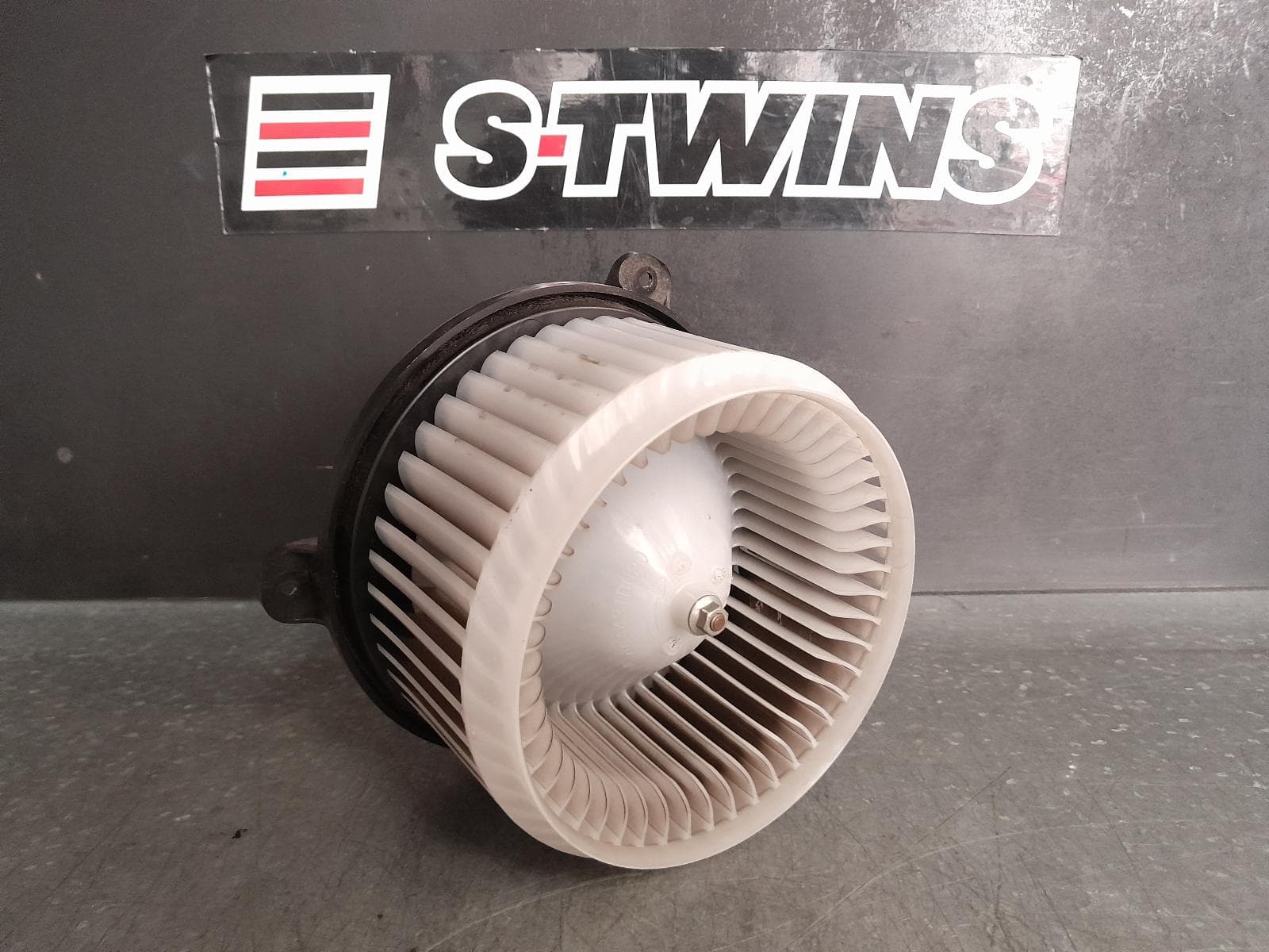 Used auto part listing image: 2016 MITSUBISHI OUTLANDER HEATER FAN MOTOR ZJ-ZK, 10/12-07/16 0000325106