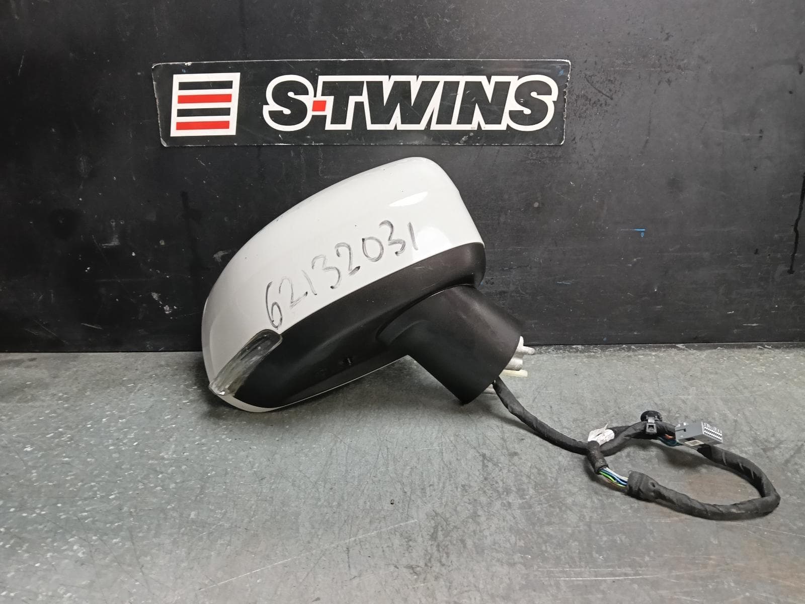 Used auto part listing image: 2016 VOLVO XC90 RIGHT DOOR MIRROR Mk2, W/ POWER FOLD, BLIND SPOT, NON CAMERA TYPE, COLOUR CODED, 04/15-04/20 0000421007