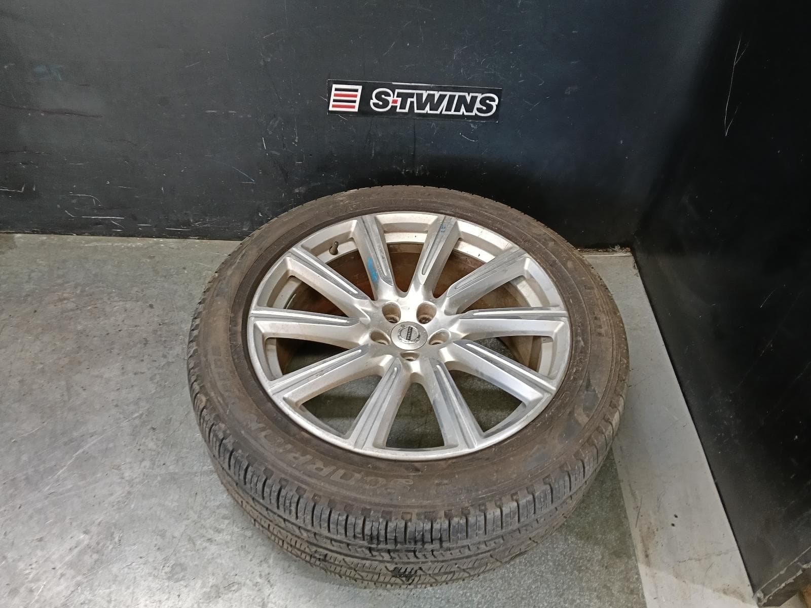 Used auto part listing image: 2016 VOLVO XC90 WHEEL MAG FACTORY, 20X9IN, 10 SPOKE, SILVER, Mk2, 04/15-08/22 0000421010