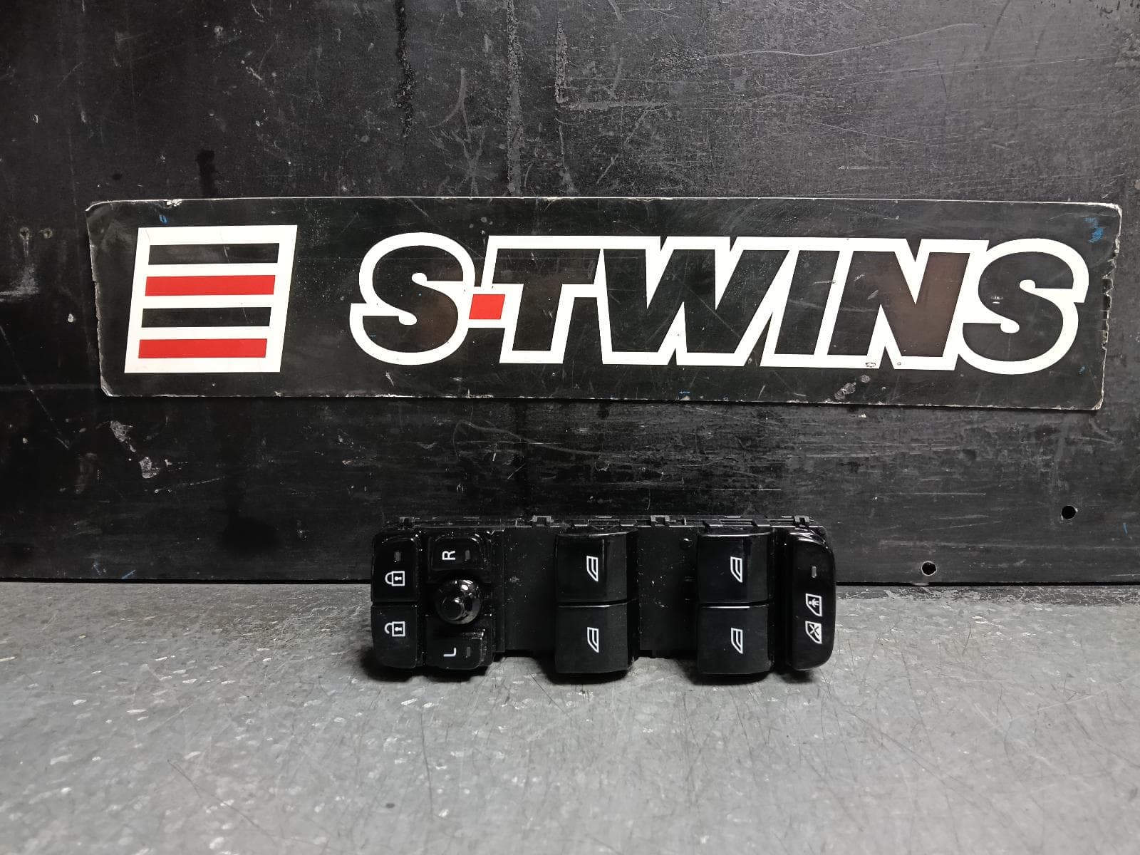 Used auto part listing image: 2024 POLESTAR 2 PWR DR WIND SWITCH 534, RH FRONT (MASTER SWITCH), 08/21- 0000420961