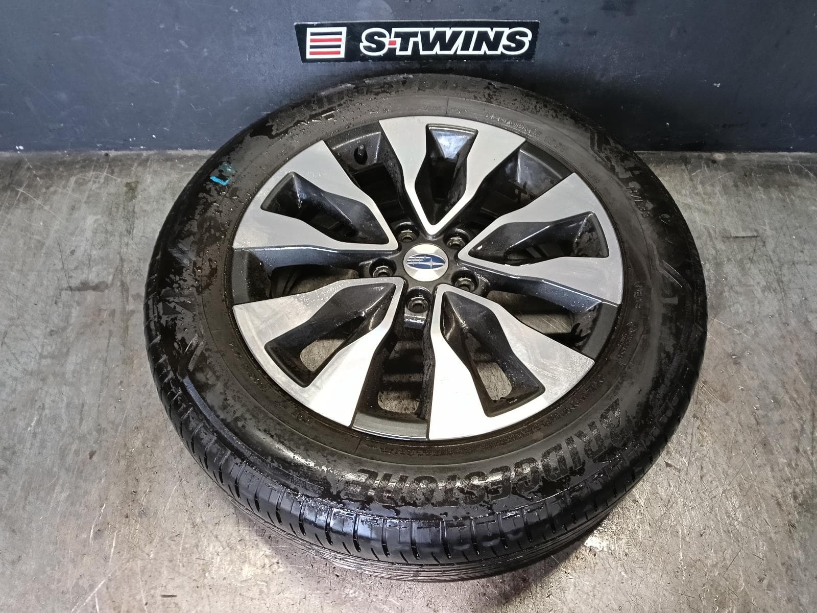 Used auto part listing image: 2025 SUBARU OUTBACK WHEEL MAG 7TH GEN, FACTORY, 18X7IN, 5 Y SPOKE, HIGH GLOSS BLACK, 12/20- 0000421186