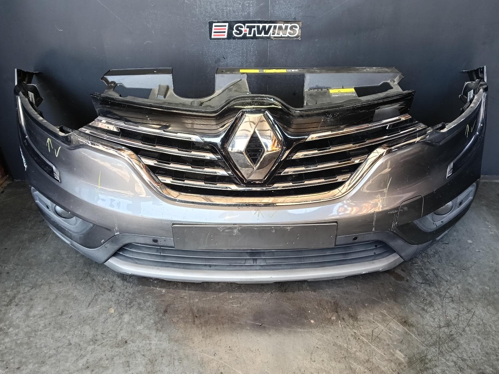 Used auto part listing image: 2017 RENAULT KALEOS FRONT BUMPER XZG, BUMPER BAR, W/ PARK SENSOR TYPE, 05/16-05/19 0000420947