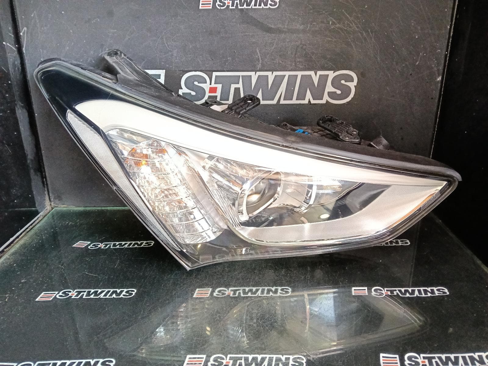 Used auto part listing image: 2014 HYUNDAI SANTA FE RIGHT HEADLAMP DM, XENON TYPE, 06/12-05/15 0000421045