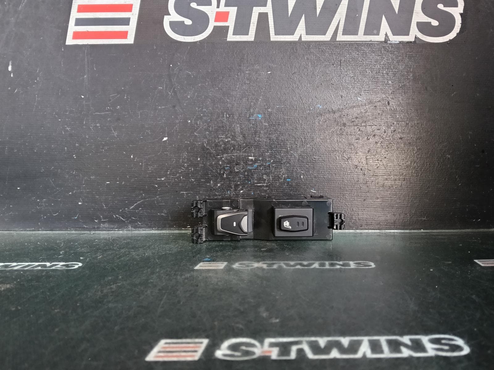 Used auto part listing image: 2014 HYUNDAI SANTA FE PWR DR WIND SWITCH LH FRONT/LH REAR/RH REAR, NON SEAT WARMER TYPE, DM, 06/12-02/18 0000421071