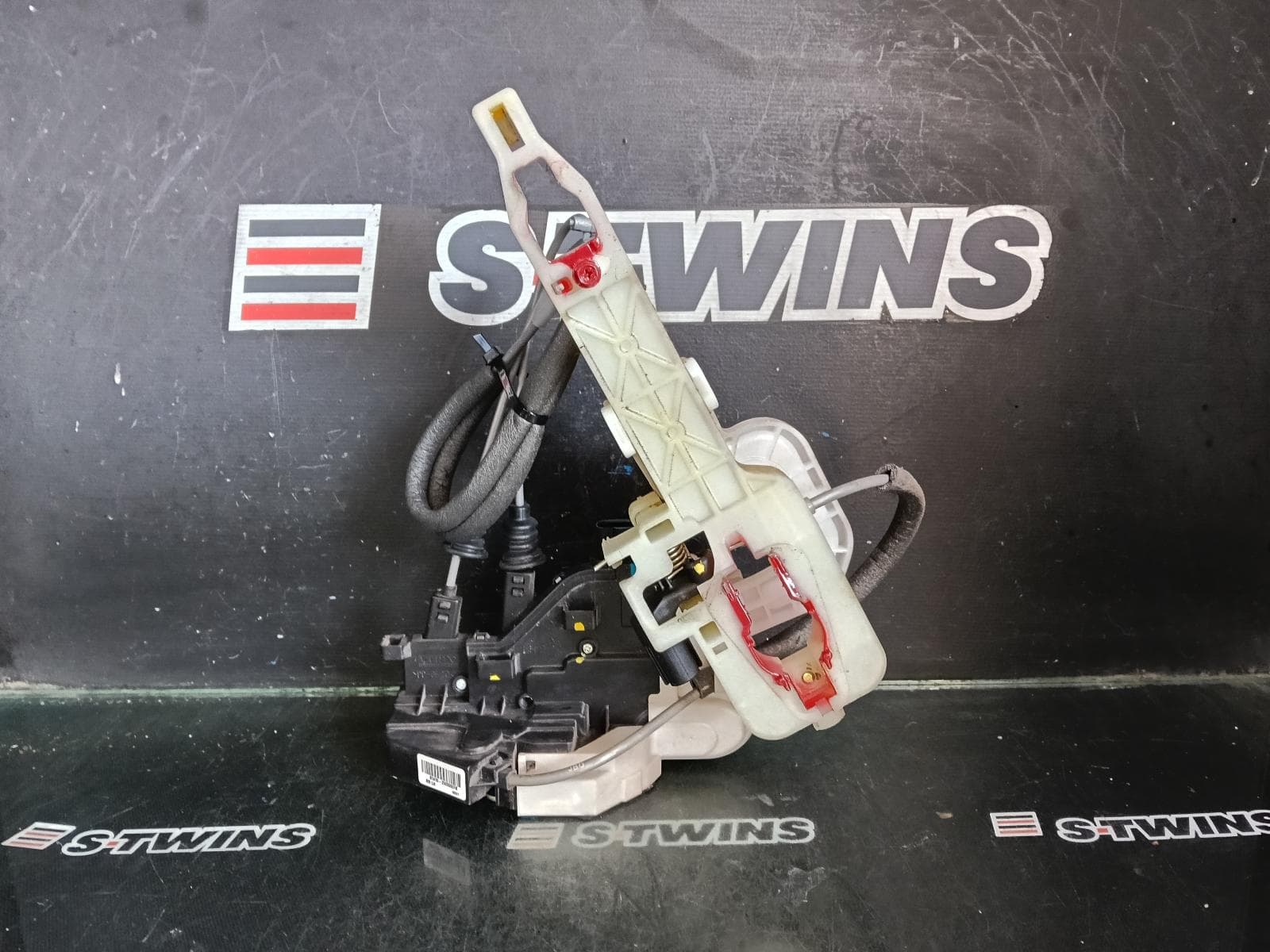 Used auto part listing image: 2014 HYUNDAI SANTA FE DOOR BOOT GATE LOCK LEFT REAR DOOR LOCK, DM, 06/12-02/18 0000421066
