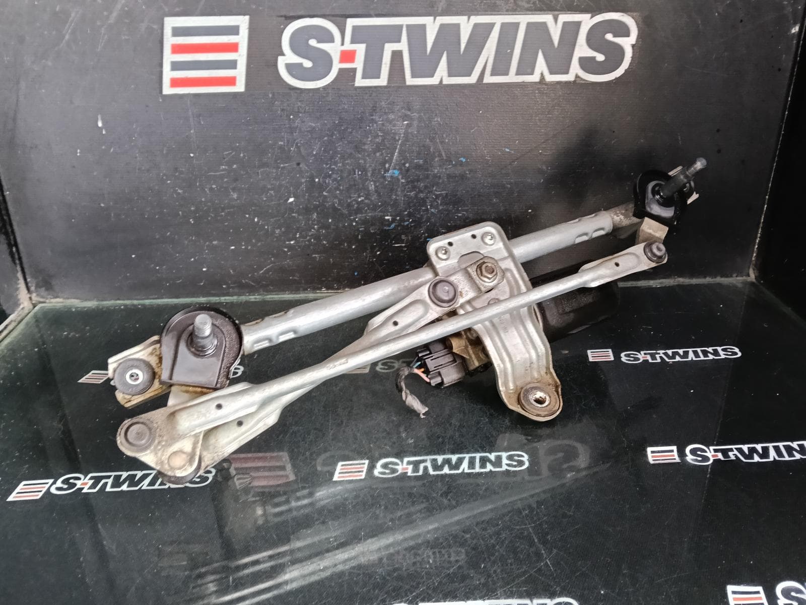 Used auto part listing image: 2014 HYUNDAI SANTA FE WIPER MOTOR FRONT, DM, 06/12-02/18 0000421074