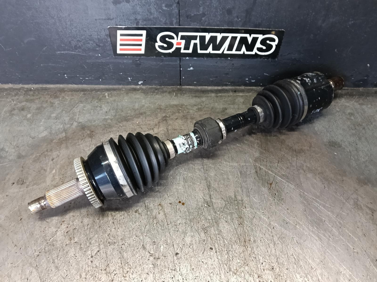 Used auto part listing image: 2014 HYUNDAI SANTA FE LEFT DRIVESHAFT FRONT, DIESEL, DM, 06/12-02/18 0000421120