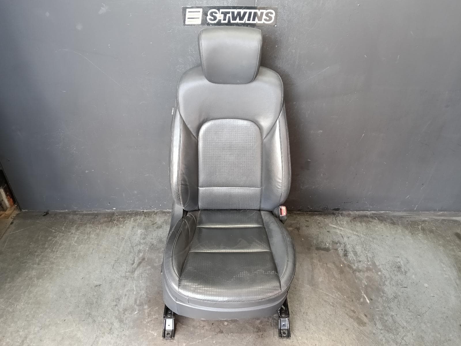 Used auto part listing image: 2014 HYUNDAI SANTA FE FRONT SEAT RH FRONT, DM, LEATHER, BLACK, 06/12-02/18 0000421002