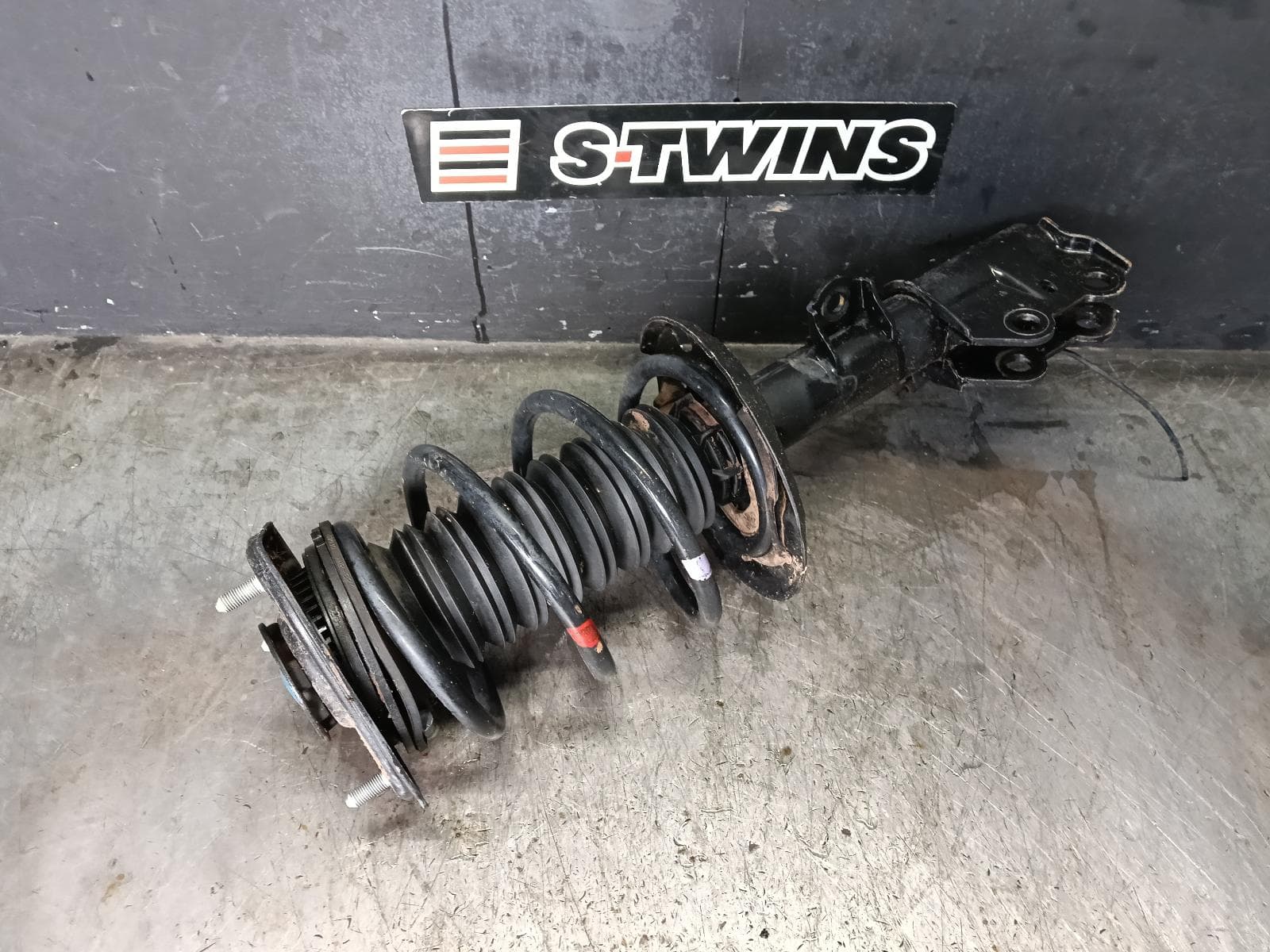 Used auto part listing image: 2017 TOYOTA C-HR RIGHT FRONT STRUT GEN 1, PETROL, 1.2, AWD, 12/16-09/23 0000420879
