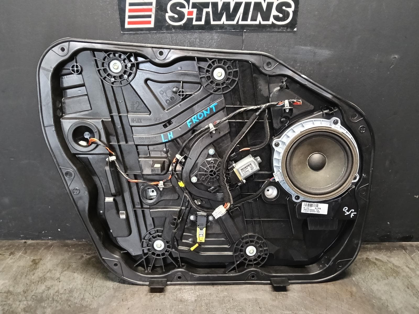 Used auto part listing image: 2018 HYUNDAI TUCSON LEFT FRONT WINDOW REG MOTOR TL, DOOR REG ASSY (REG AND MOTOR), ACTIVE X, 06/15-01/21 0000421203