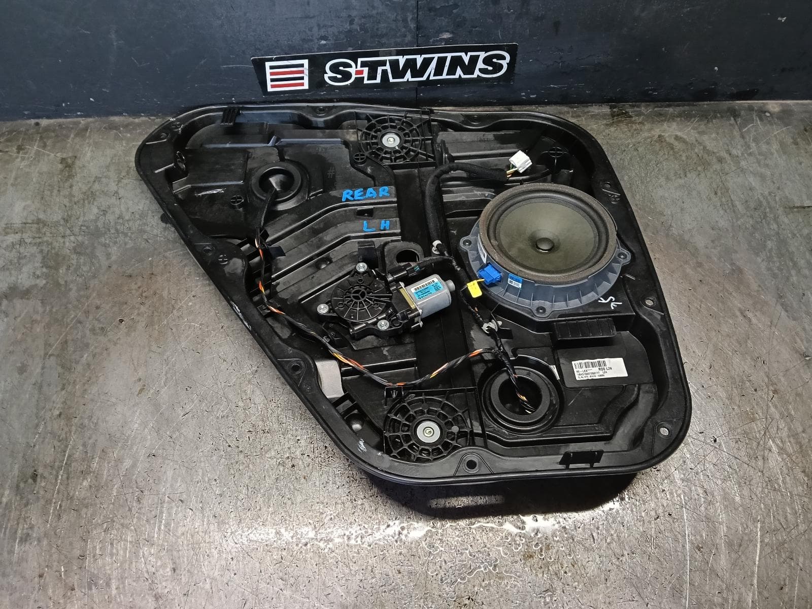 Used auto part listing image: 2018 HYUNDAI TUCSON LEFT REAR WND REG MOTOR TL, DOOR REG ASSY (REG AND MOTOR), GO/TROPHY/ACTIVE X, 06/15-01/21 0000421202