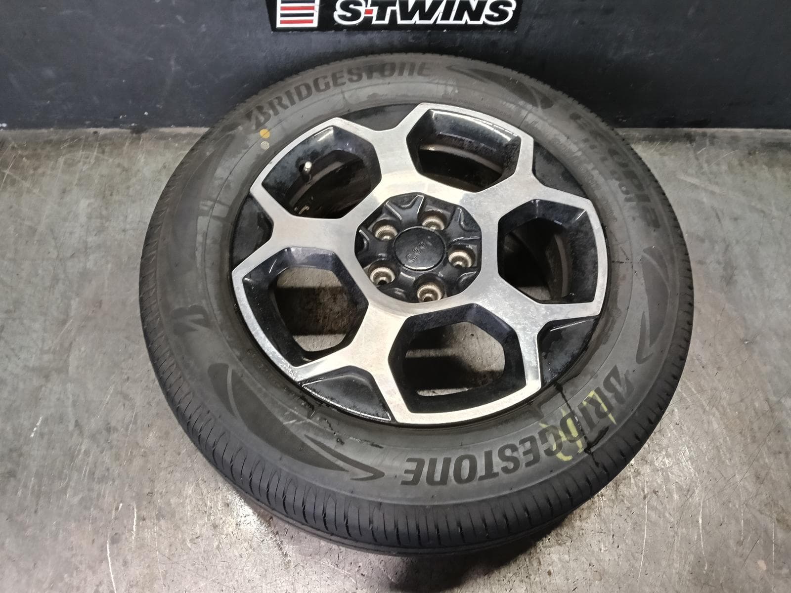 Used auto part listing image: 2022 JEEP COMPASS WHEEL MAG M6, FACTORY, 17X6.5IN, 5 Y SPOKE, 10/17-12/23 0000420943