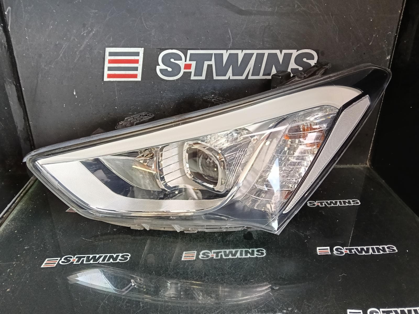 Used auto part listing image: 2014 HYUNDAI SANTA FE LEFT HEADLAMP DM, XENON TYPE, 06/12-05/15 0000421059