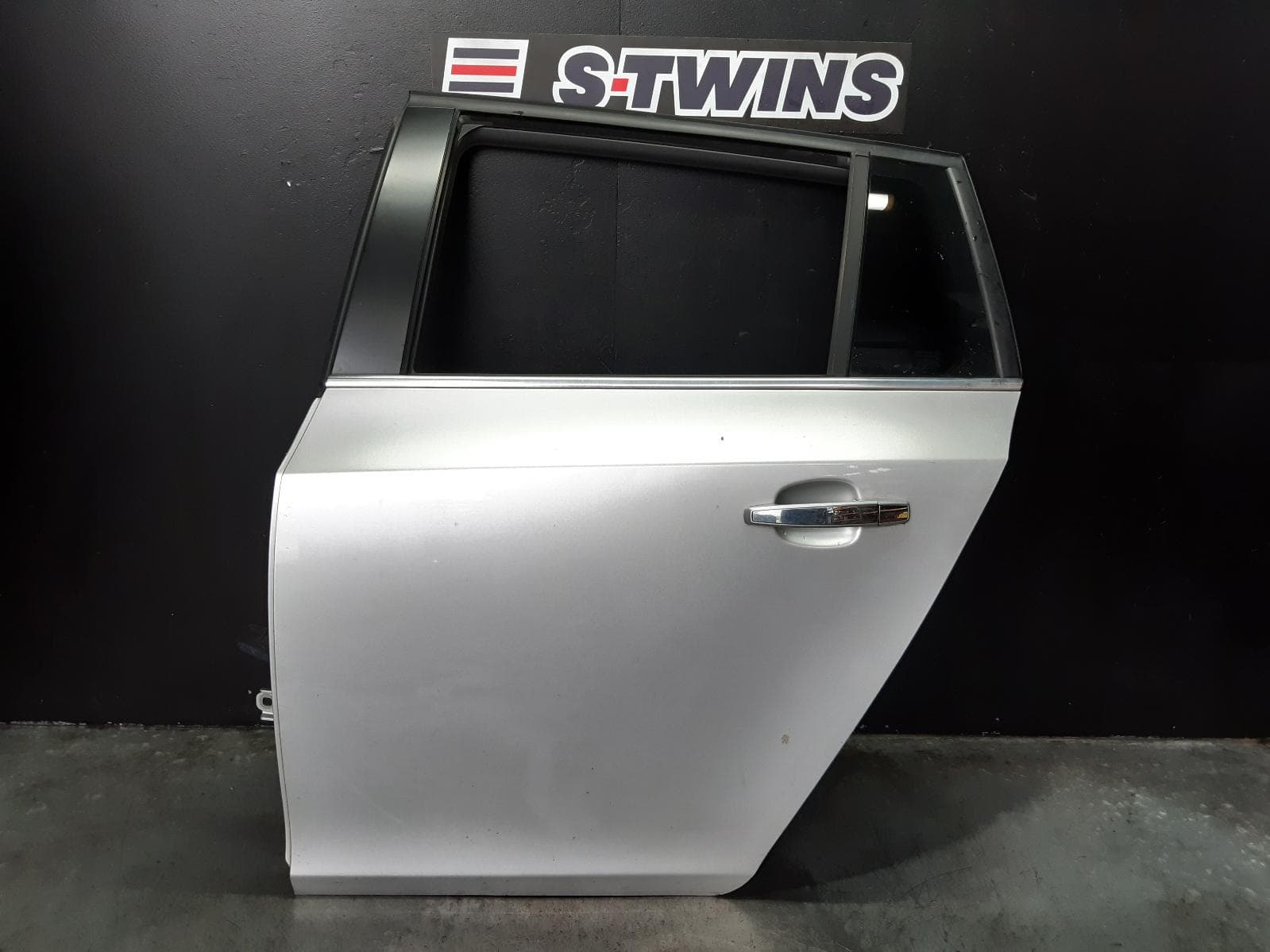 Used auto part listing image: 2013 HOLDEN CRUZE LEFT REAR DOOR SLIDING JH, WAGON, 07/12-01/17 0000151679