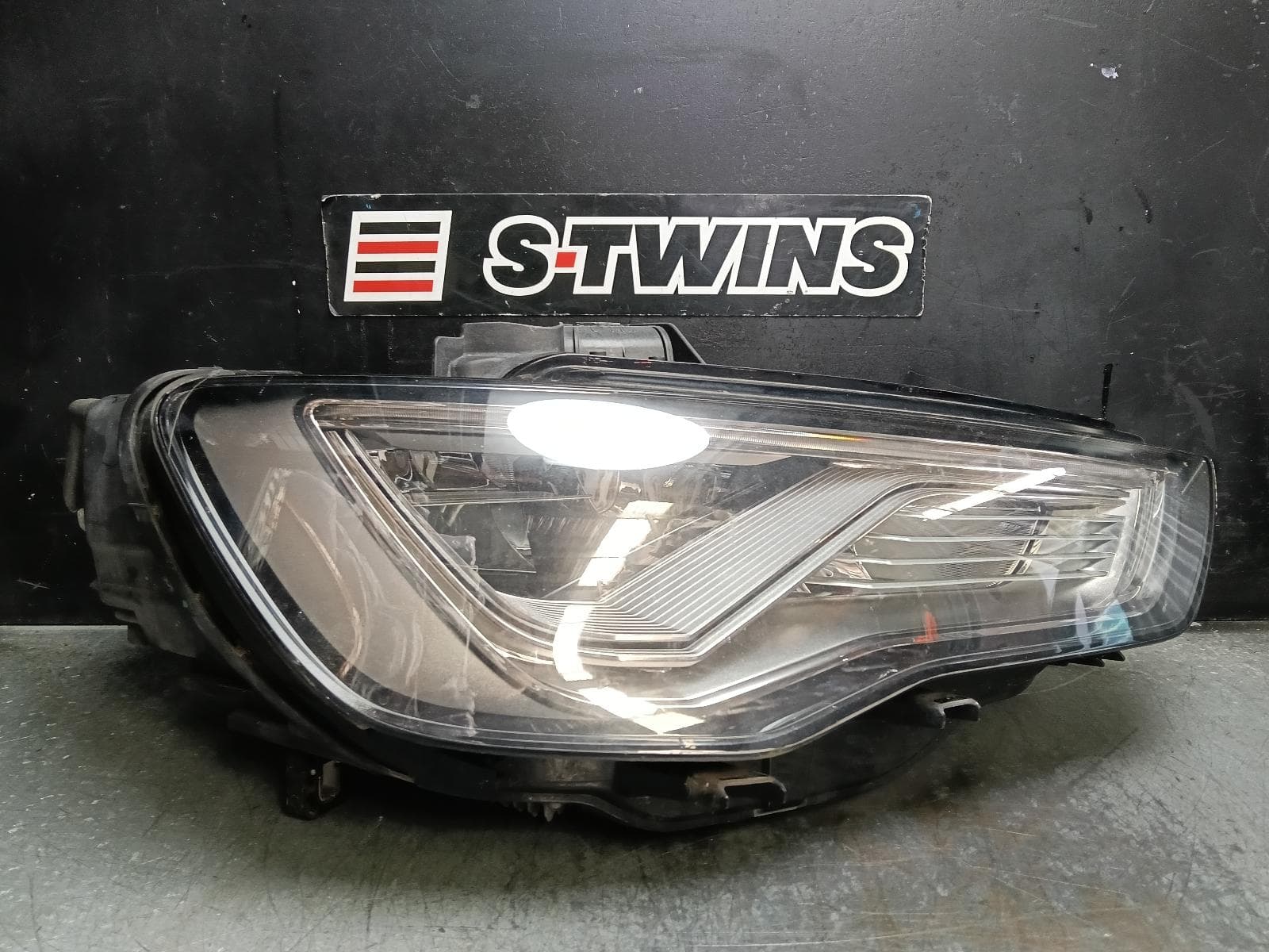 Used auto part listing image: 2016 AUDI A3 RIGHT HEADLAMP 8V, SEDAN/HATCH, LED TYPE, 12/13-04/16 0000421378