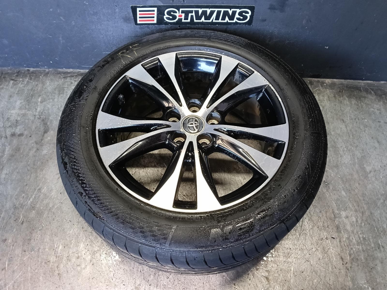 Used auto part listing image: 2014 TOYOTA RAV4 WHEEL MAG FACTORY, 18X7.5IN, XA40, 12/12-12/18 0000421514