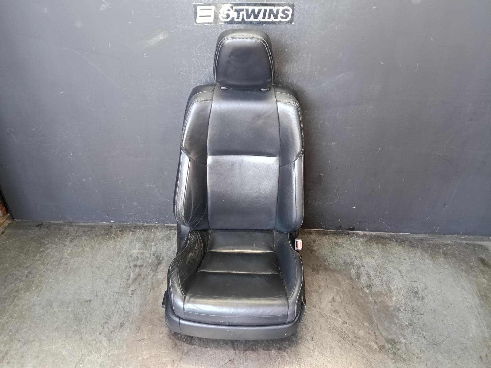 Used auto part listing image: 2014 TOYOTA RAV4 FRONT SEAT RH FRONT, XA40, LEATHER, BLACK, 12/12-12/18 0000421362