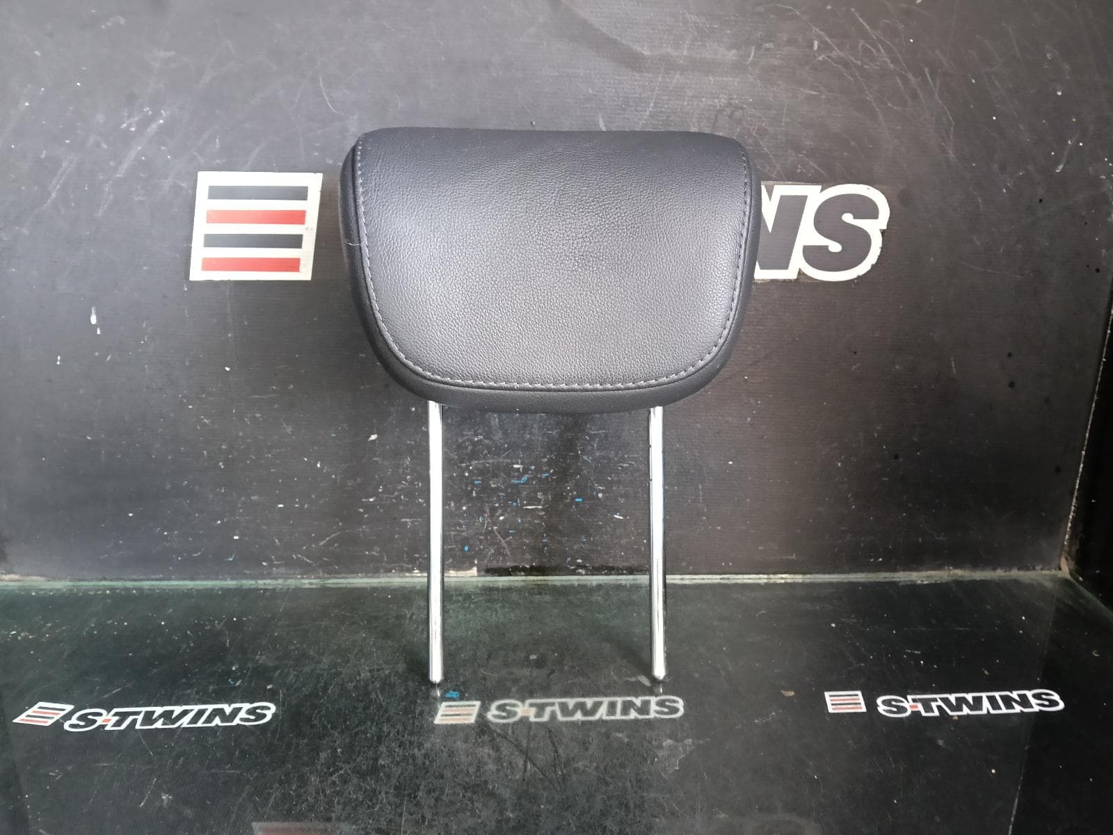 Used auto part listing image: 2014 HYUNDAI SANTA FE HEADREST LH REAR 2ND ROW, LEATHER, DM, 06/12-02/18 0000421065