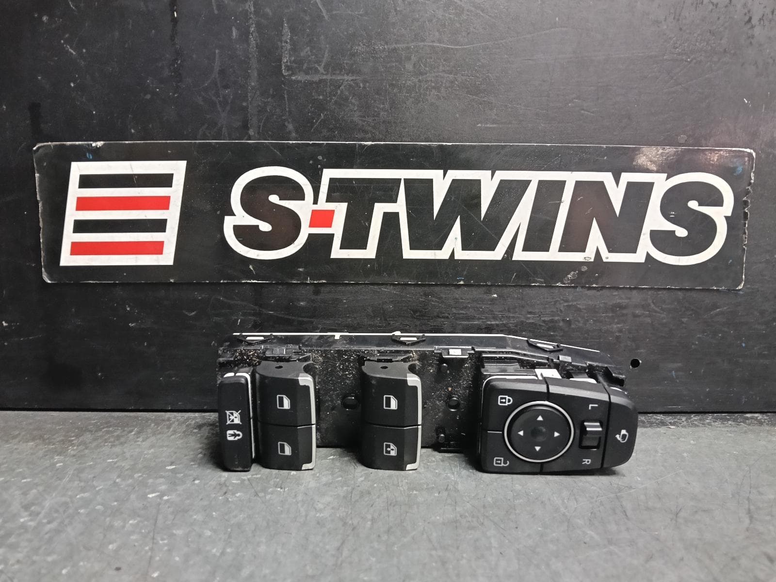 2019 HYUNDAI SANTA FE PWR DR WIND SWITCH RH FRONT (MASTER SWITCH), W/FOLDING MIRRORS TYPE, W/CHILD LOCK TYPE, TM, 03/18-09/20 0000421287