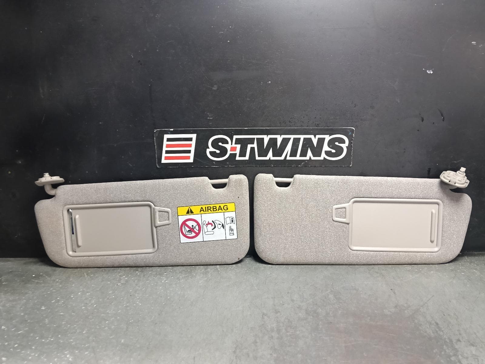 Used auto part listing image: 2019 HYUNDAI SANTA FE SUNVISOR TM, PAIR, GREY, 03/18-10/23 0000421294