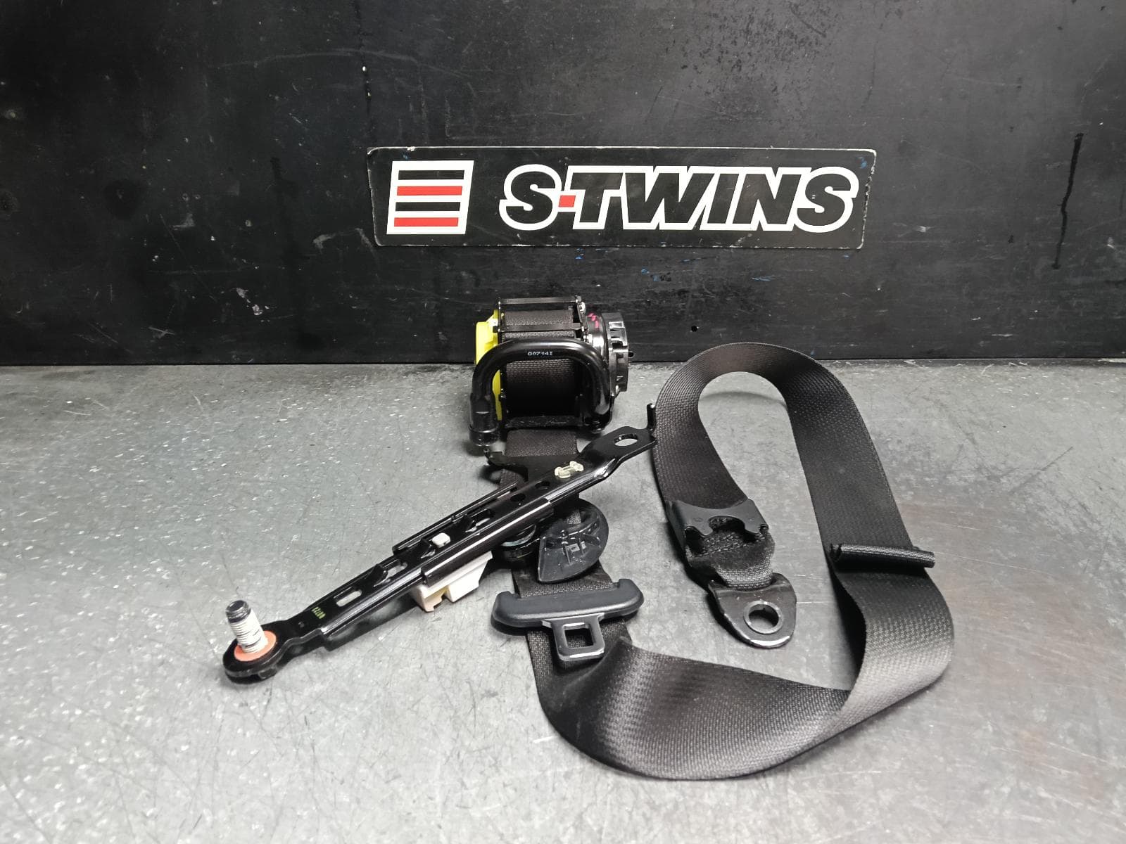 Used auto part listing image: 2019 HYUNDAI SANTA FE SEAT BELT STALK LH FRONT, SEAT BELT ONLY, TM, 03/18-10/23 0000421303