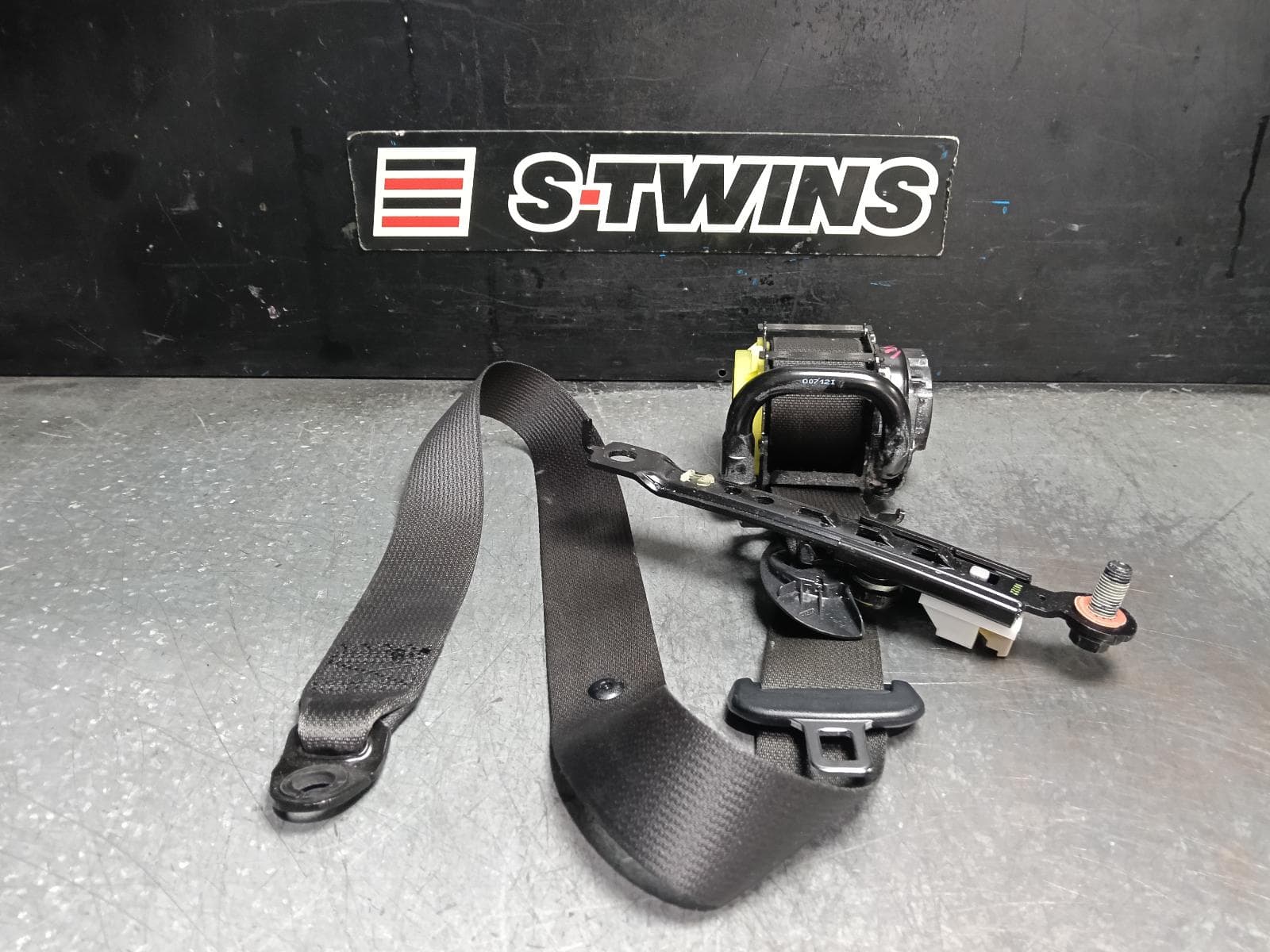 Used auto part listing image: 2019 HYUNDAI SANTA FE SEAT BELT STALK RH FRONT, SEAT BELT ONLY, TM, 03/18-10/23 0000421304