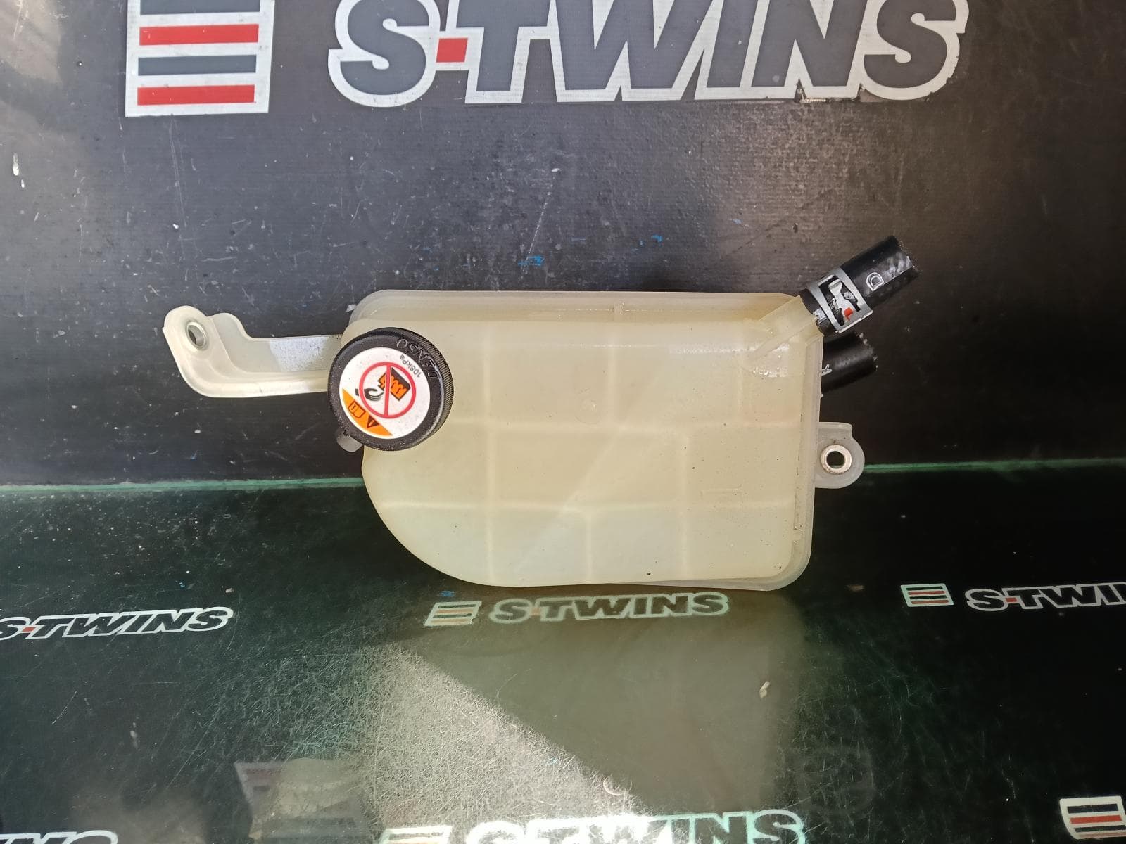 Used auto part listing image: 2017 TOYOTA COROLLA OVERFLOW BOTTLE ZRE182R, 08/12-06/18 0000421247