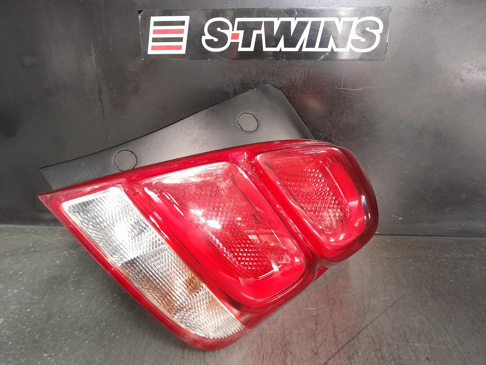 Used auto part listing image: 2017 HOLDEN TRAX RIGHT TAILLIGHT TJ, IN BODY, LED TYPE, 10/16-12/20 0000366799