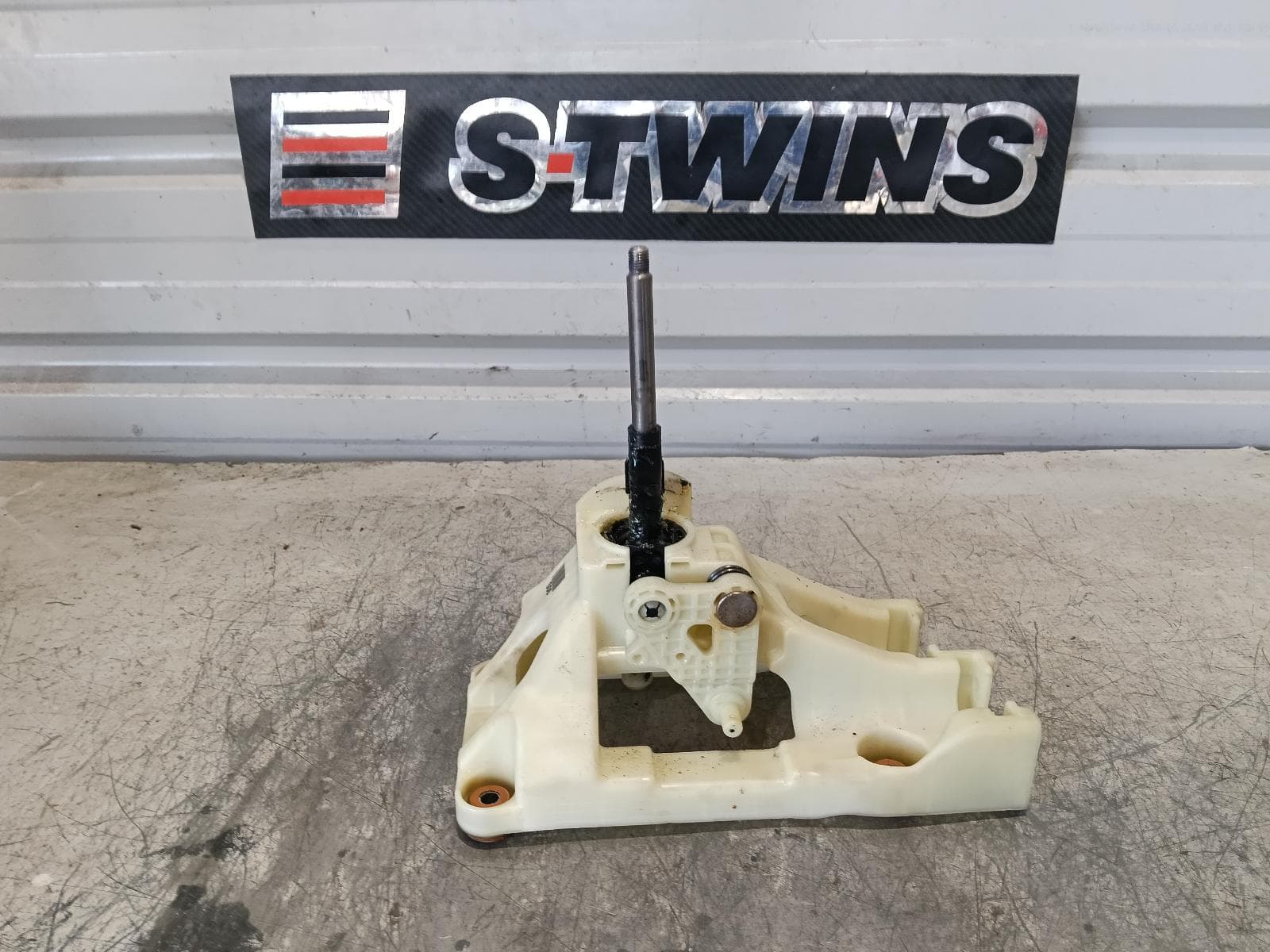 Used auto part listing image: 2014 HYUNDAI VELOSTER GEAR STICK SHIFTER MANUAL T/M, 1.6, G4FJ, PETROL, FS, 06/12-04/15 0000418937