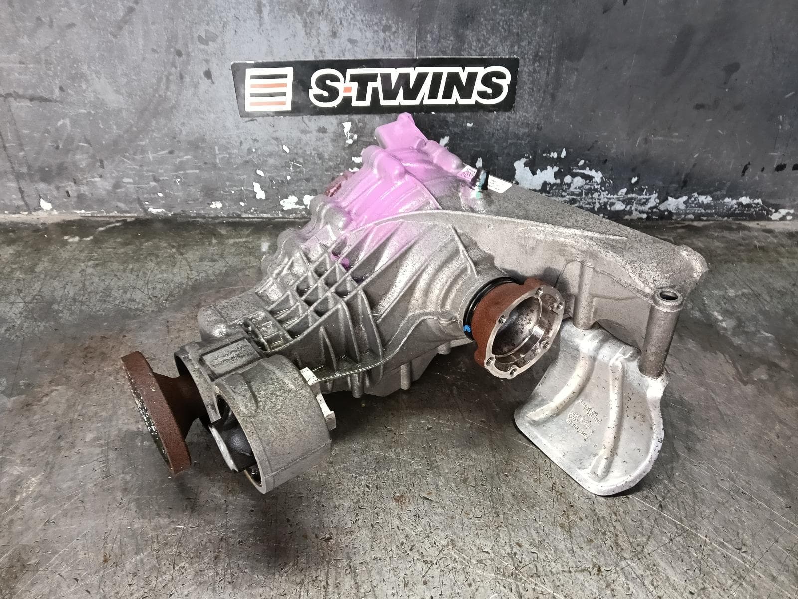 Used auto part listing image: 2017 AUDI A4 DIFFERENTIAL CENTRE REAR, RZV AXLE CODE, B9 8W, 10/15- 0000409215