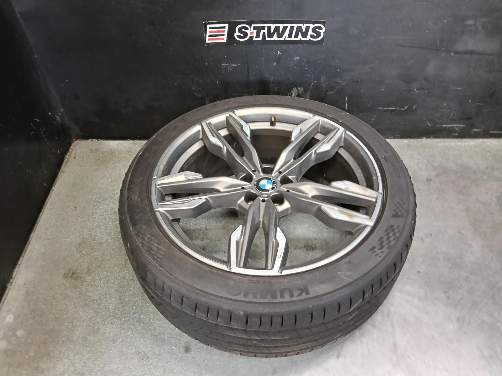 Used auto part listing image: 2018 BMW X3 WHEEL MAG FACTORY, 21X8.5IN, FRONT, 5 TWIN SPOKE, STYLE 718M, G01, 08/17-08/24 0000421589