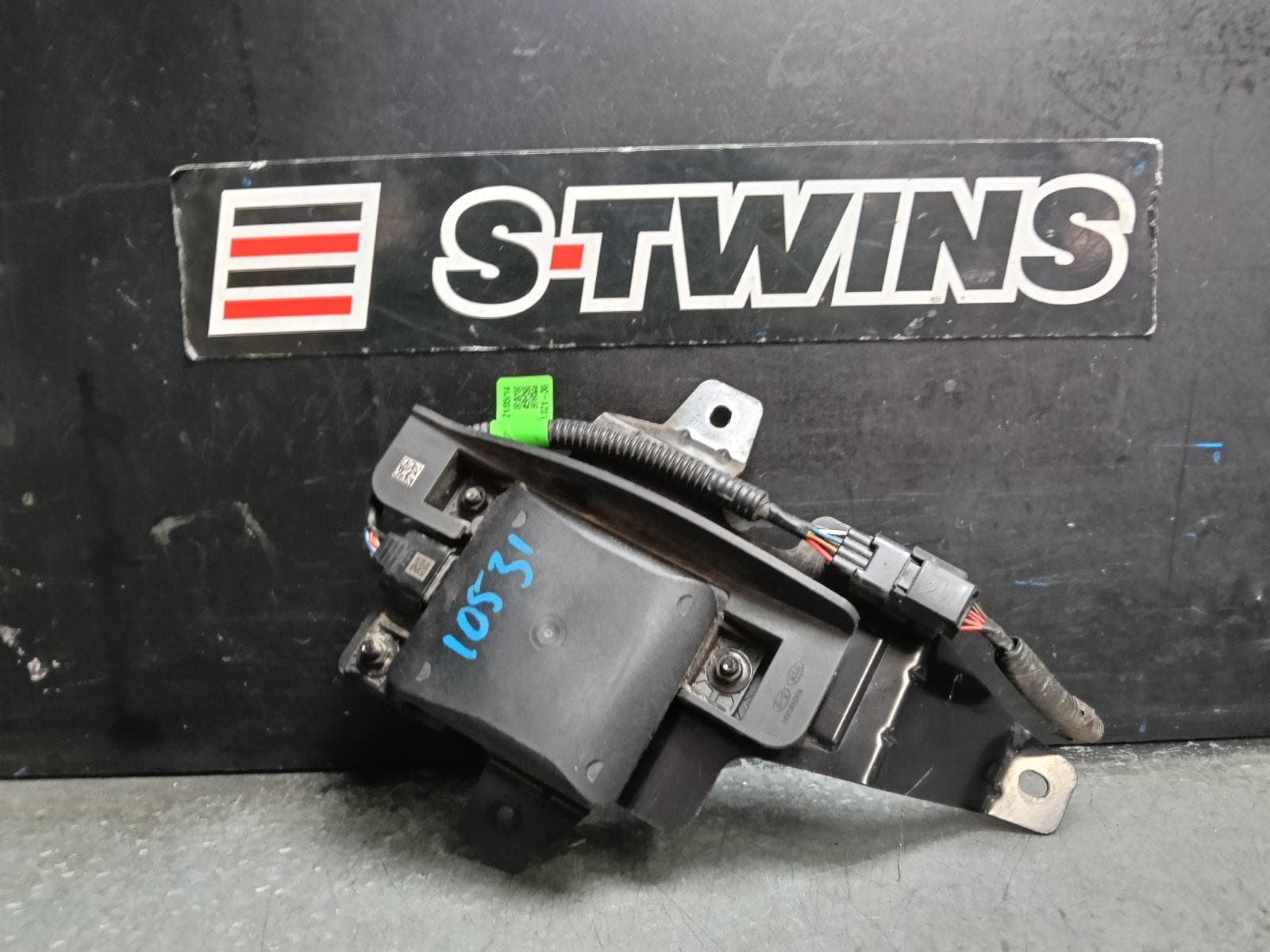 Used auto part listing image: 2021 KIA CERATO REVERSE CAMERA BLIND SPOT MONITOR SENSOR (RH REAR BEHIND BUMPER), BD, 04/18-09/24 0000421607