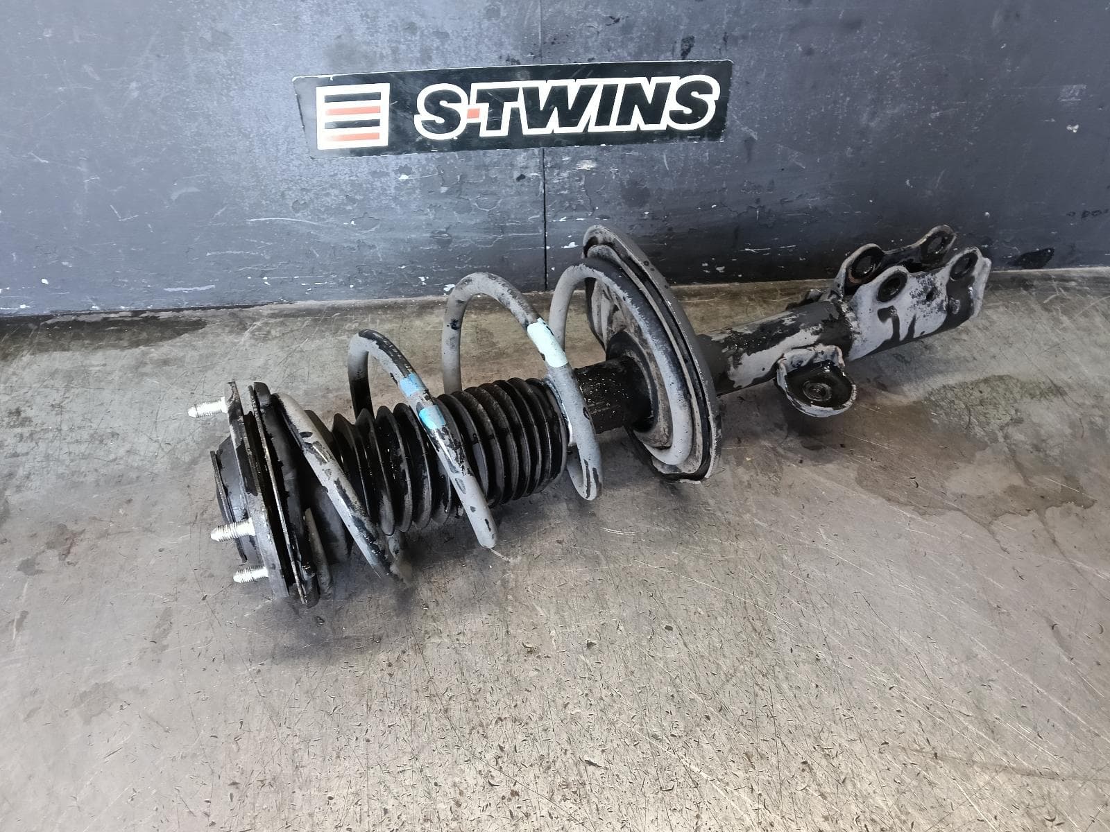 Used auto part listing image: 2014 TOYOTA RAV4 LEFT FRONT STRUT XA40, PETROL, 12/12-10/14 0000421584