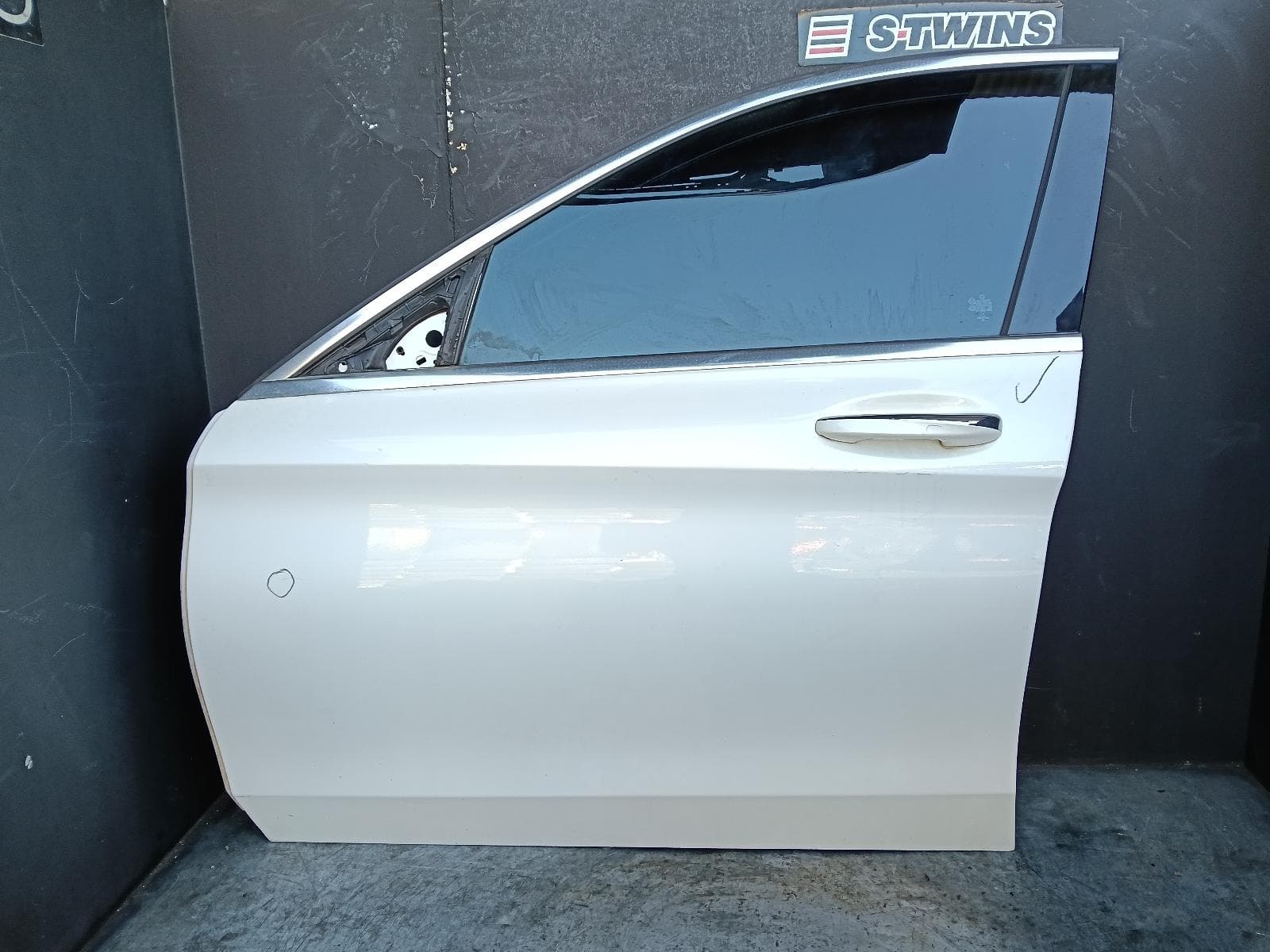 Used auto part listing image: 2016 MERCEDES C CLASS LEFT FRONT DOOR W205/S205, SEDAN/WAGON, 06/14-09/21 0000421697