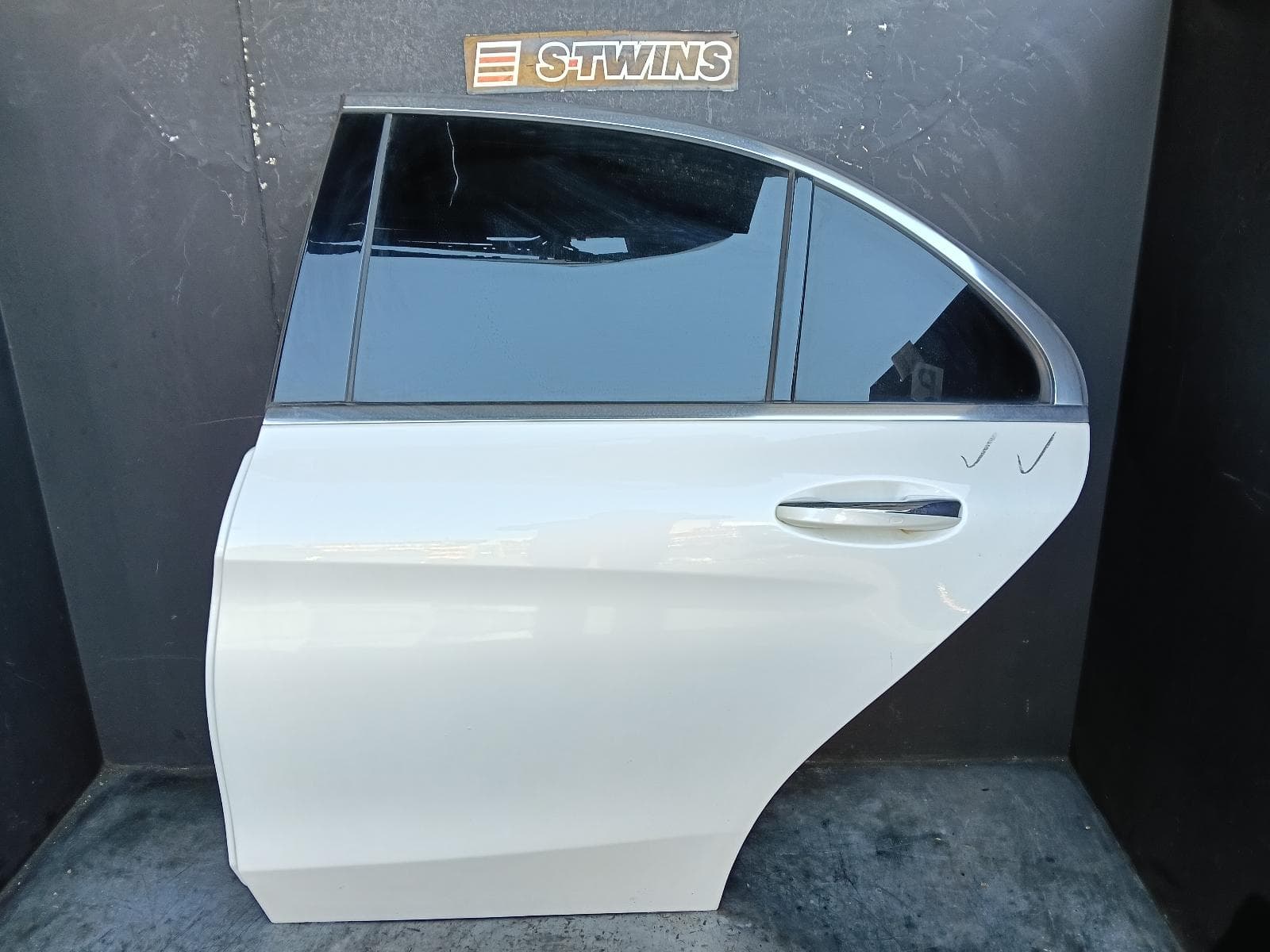 Used auto part listing image: 2016 MERCEDES C CLASS LEFT REAR DOOR SLIDING W205, SEDAN, 06/14-09/21 0000421698
