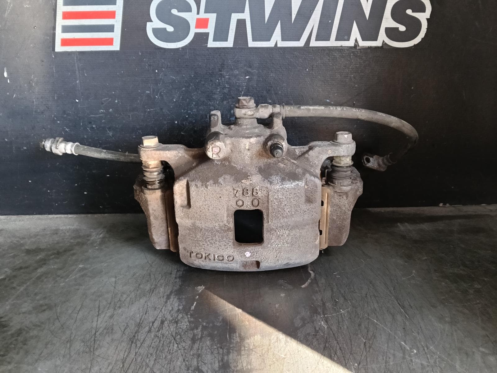 Used auto part listing image: 2017 MITSUBISHI TRITON CALIPER RH FRONT, MQ-MR, 294mm ROTOR, SINGLE PISTON TYPE, 03/15-10/23 0000421534