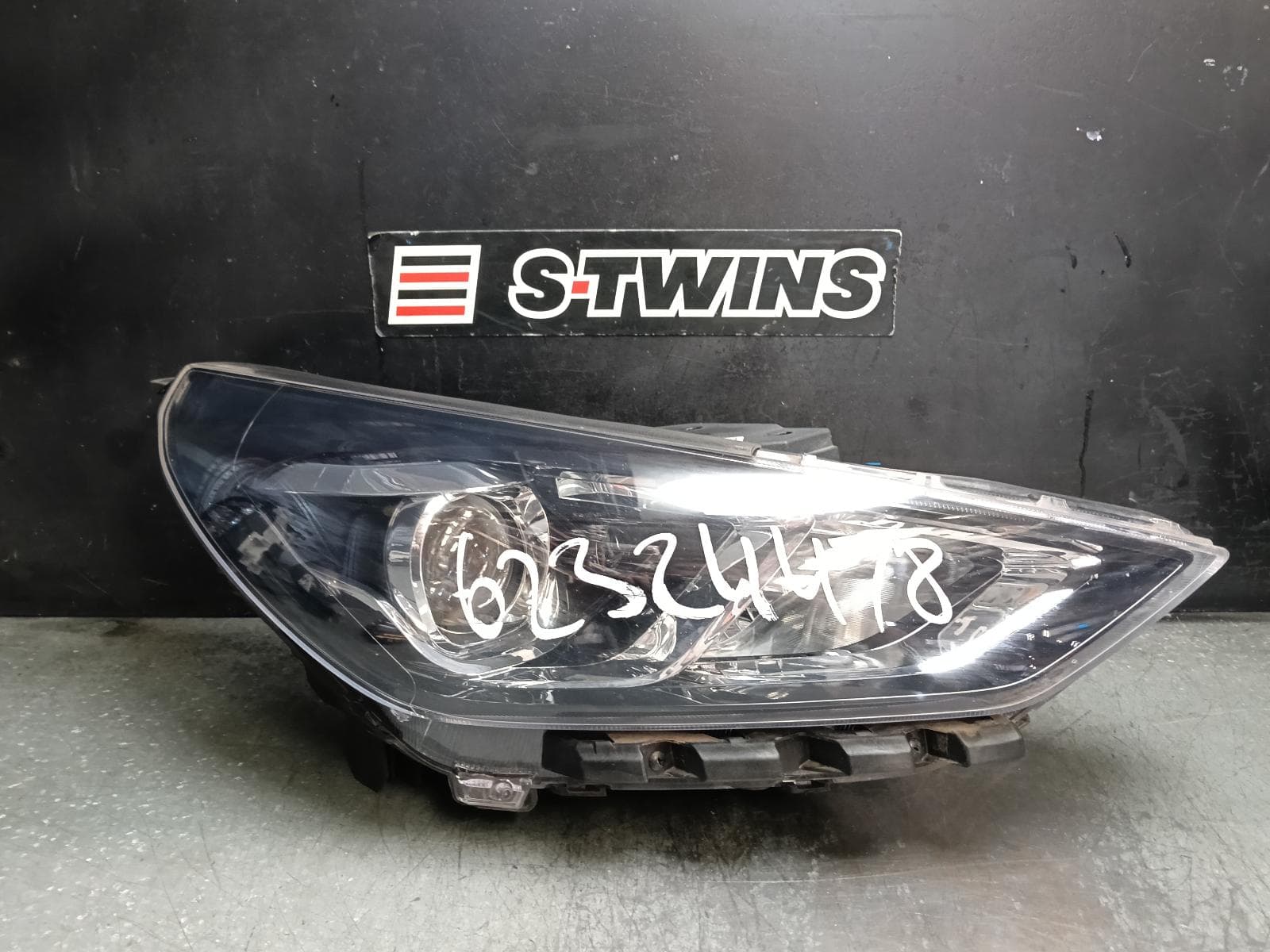 Used auto part listing image: 2021 HYUNDAI I30 RIGHT HEADLAMP PD, W/ HALOGEN TYPE, HATCH (S. KOREA VIN KMHH), ACTIVE/ELITE, 08/20-12/23 0000421667