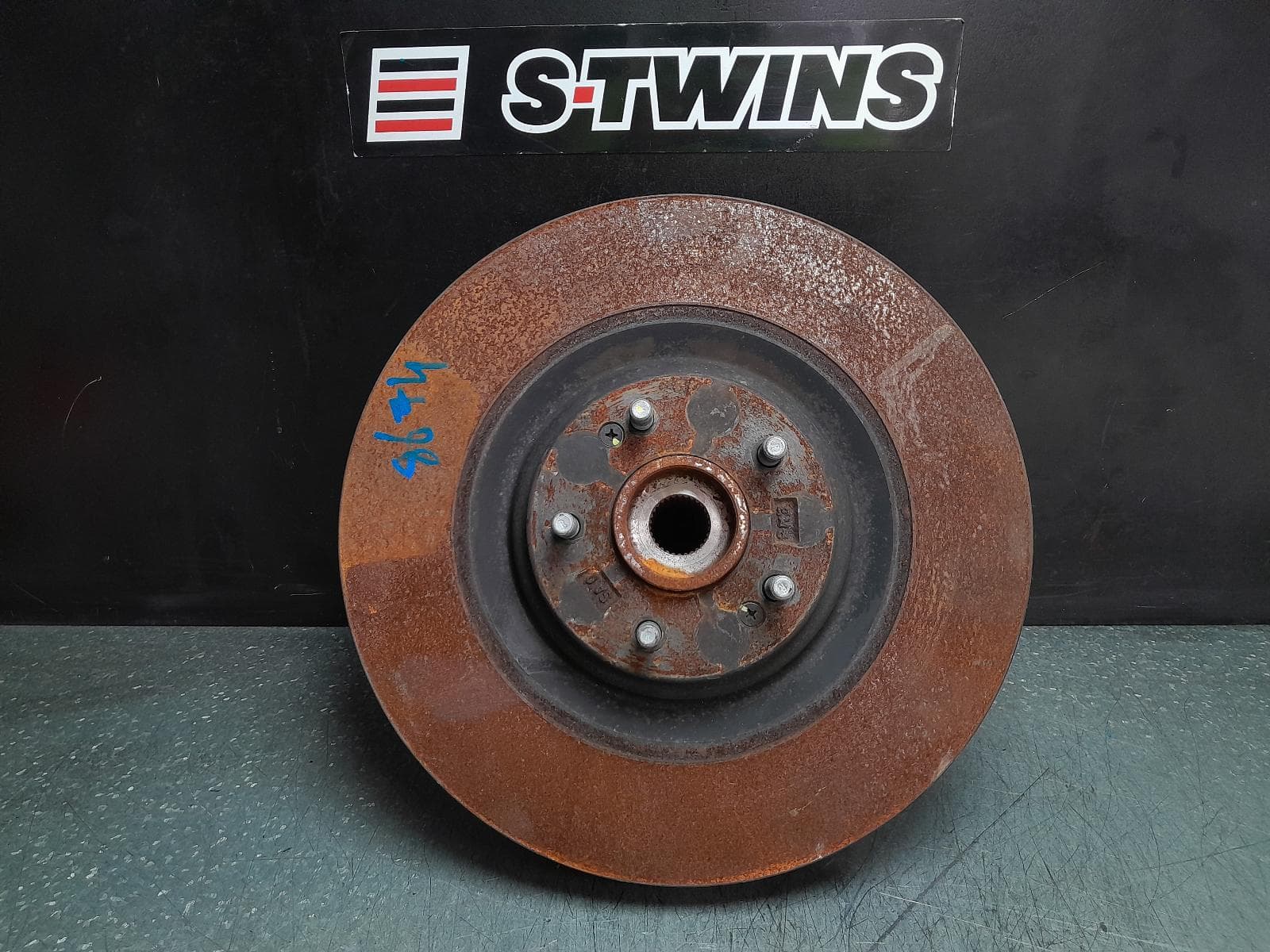 Used auto part listing image: 2022 HYUNDAI I30 LEFT FRONT HUB ASSEMBLY PD, HATCH/FASTBACK (CZECH TMAH VIN), N, 03/21- 0000369690
