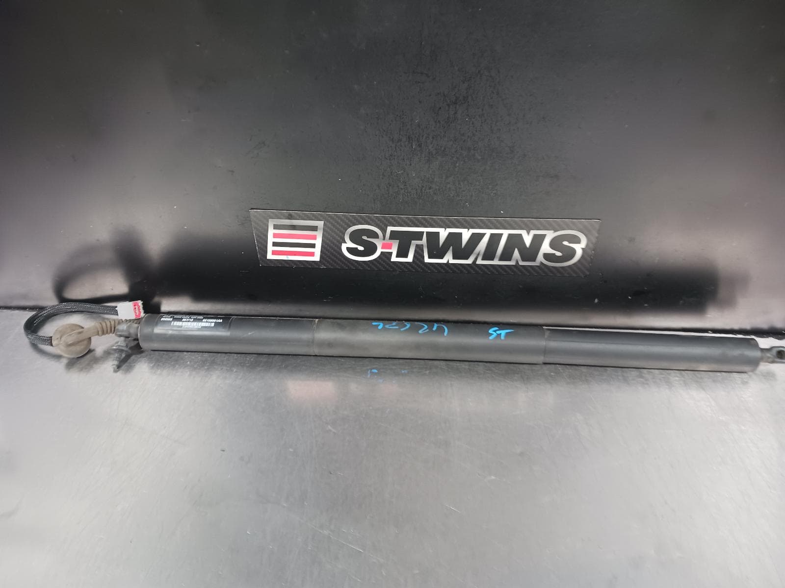 Used auto part listing image: 2013 JEEP GRANDCHEROKEE HATCH STRUT TAILGATE STRUT (PAIR), W/ POWER TAILGATE TYPE, WK, 04/13-02/22 0000222263