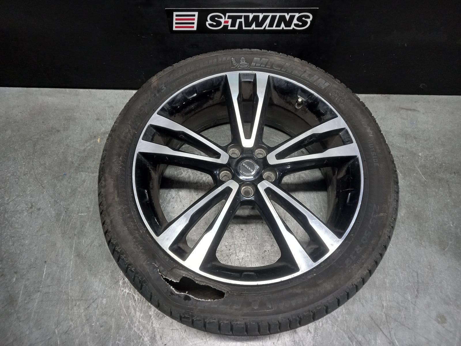 Used auto part listing image: 2019 VOLVO S90 WHEEL MAG 04/16- 0000338966