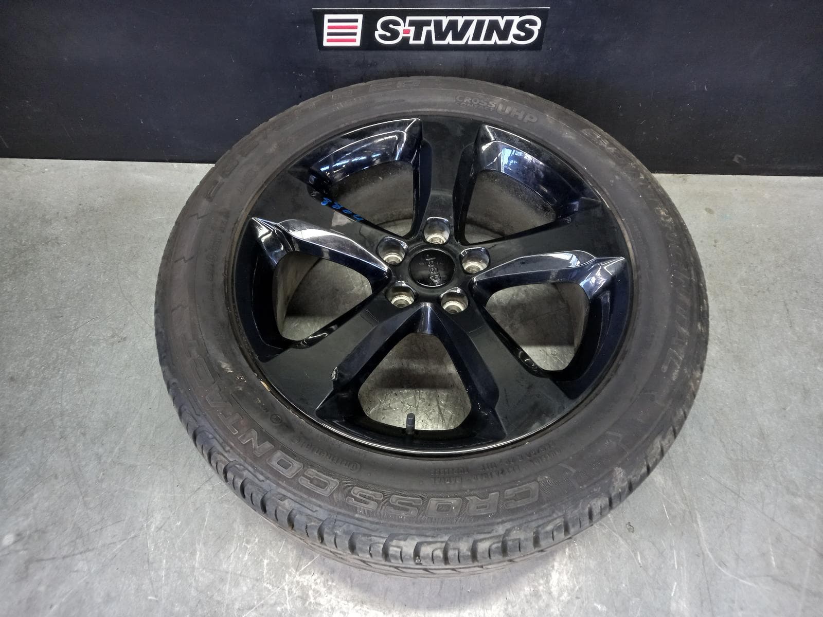 Used auto part listing image: 2023 JEEP GRANDCHEROKEE WHEEL MAG FACTORY, 20X8.5IN, 5 SPOKE, BLACK, WL, 08/21-12/23 0000339359