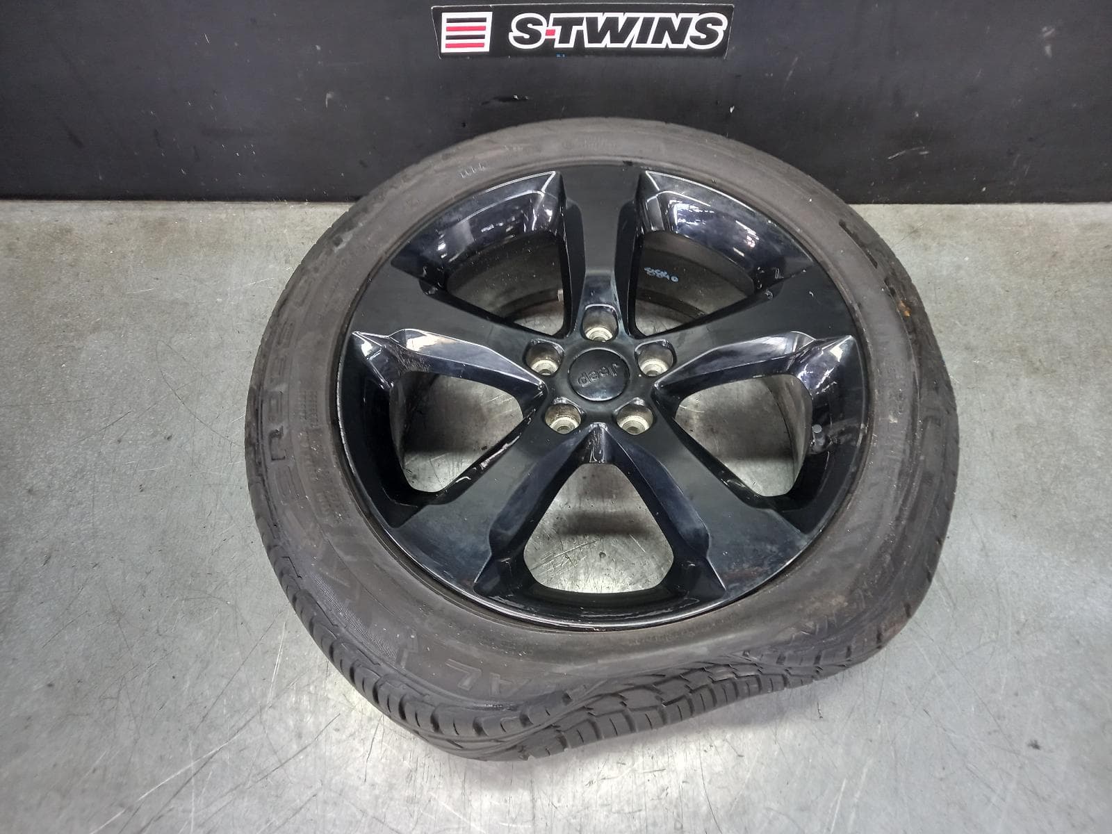 Used auto part listing image: 2023 JEEP GRANDCHEROKEE WHEEL MAG FACTORY, 20X8.5IN, 5 SPOKE, BLACK, WL, 08/21-12/23 0000392901