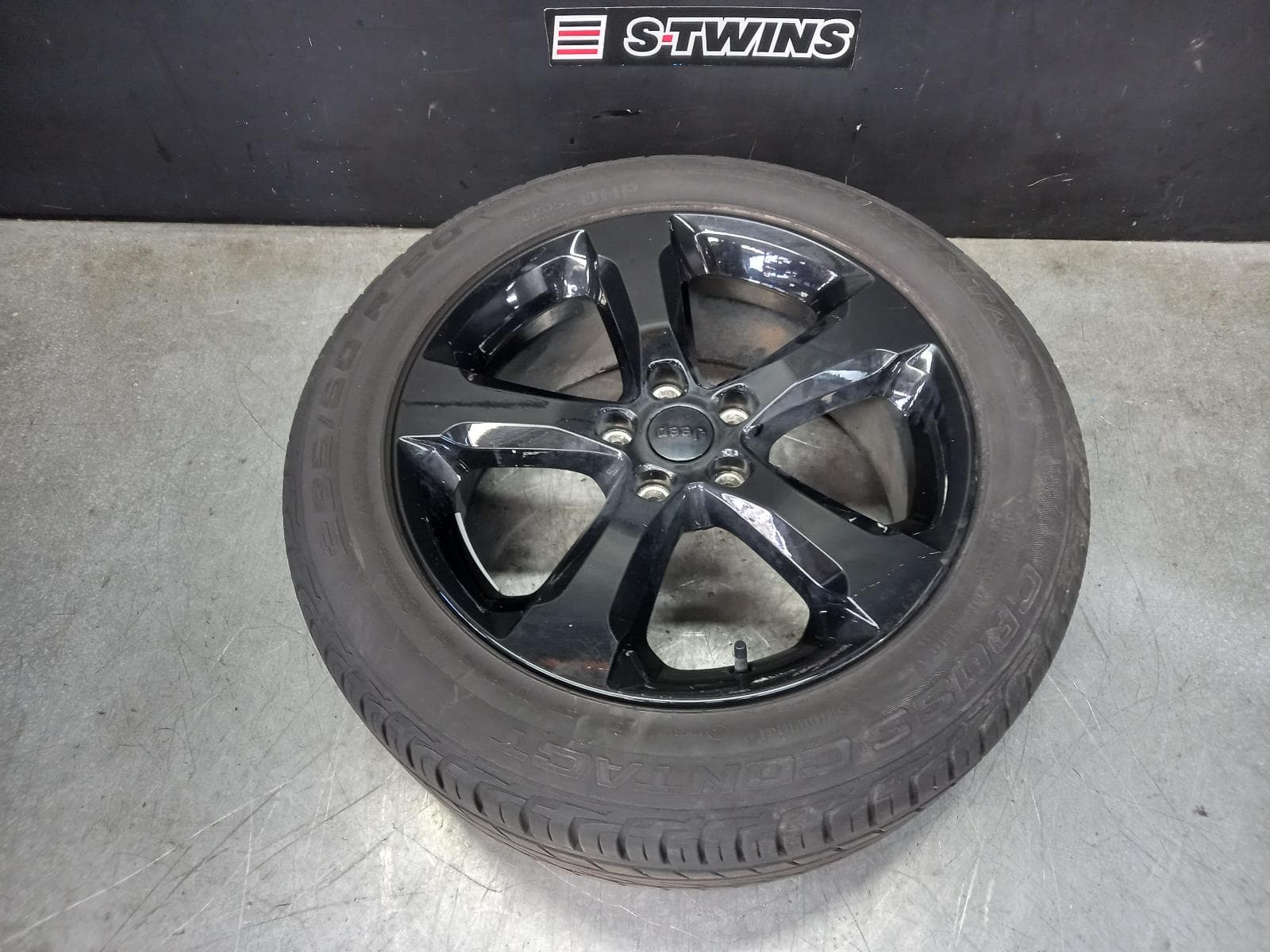 Used auto part listing image: 2023 JEEP GRANDCHEROKEE WHEEL MAG FACTORY, 20X8.5IN, 5 SPOKE, BLACK, WL, 08/21-12/23 0000392903