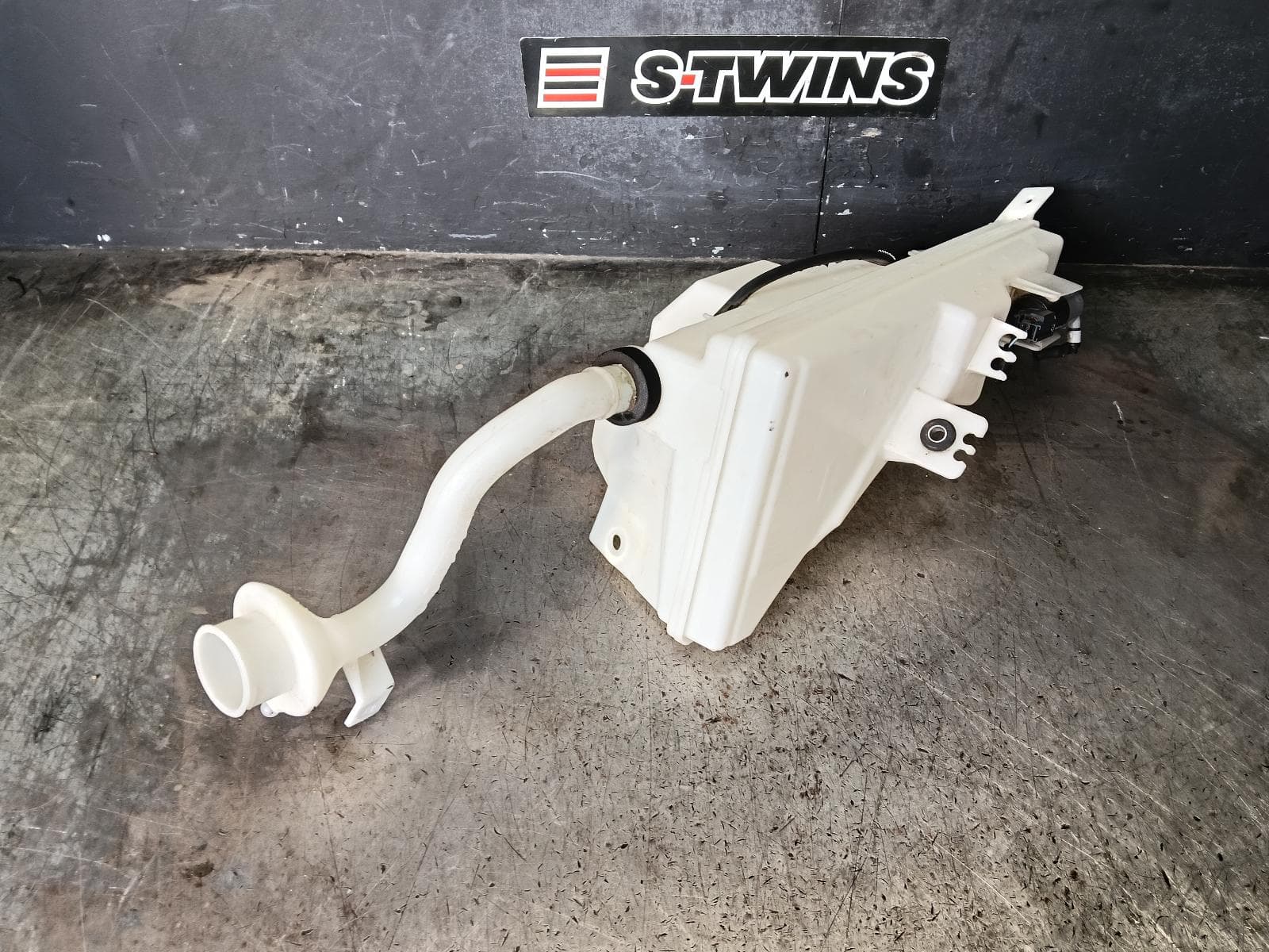 Used auto part listing image: 2019 VOLVO XC90 WASHER BOTTLE Mk2, 04/15- 0000421762