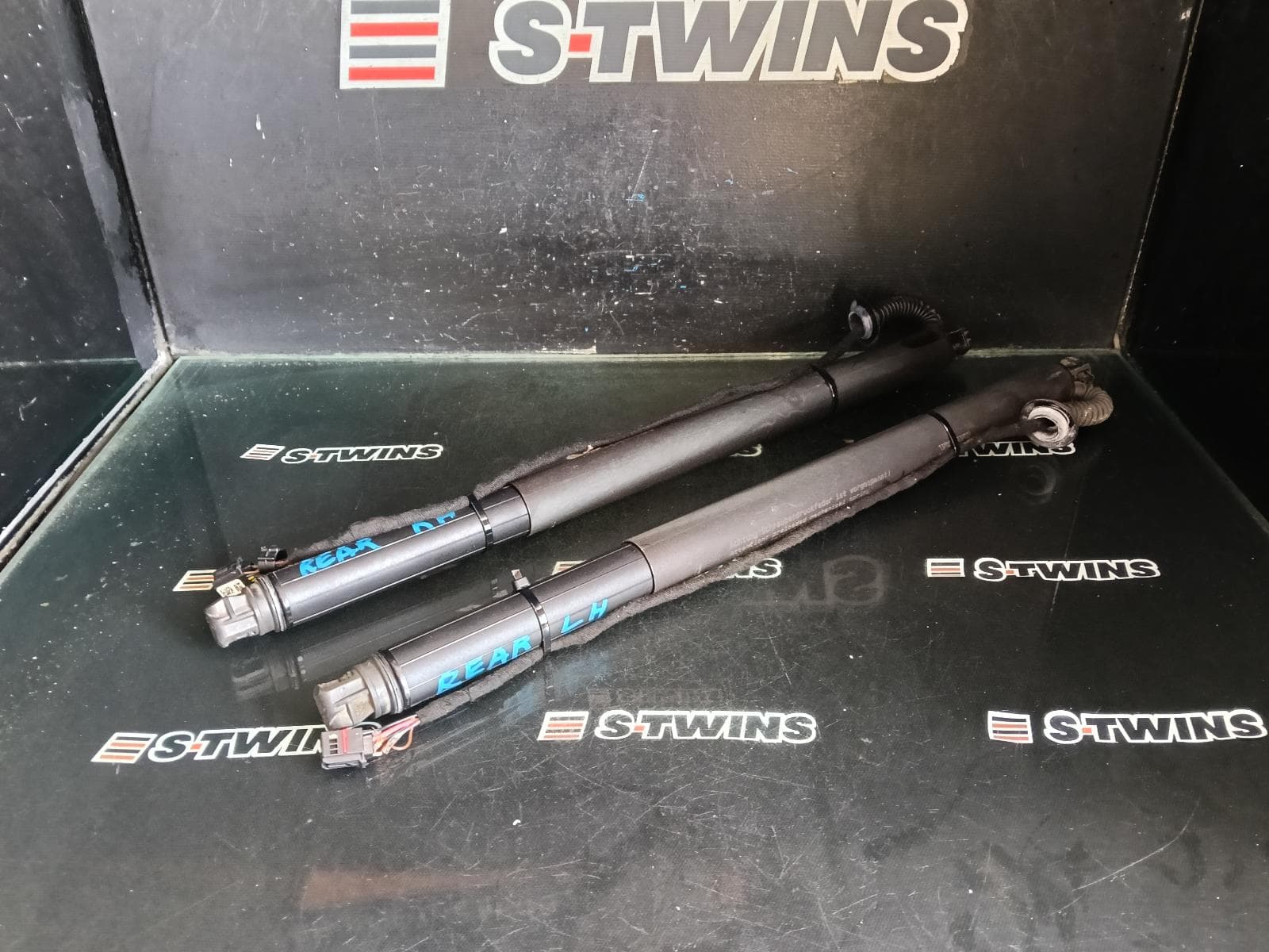 Used auto part listing image: 2019 VOLVO XC90 HATCH STRUT Mk2, 04/15- 0000421788