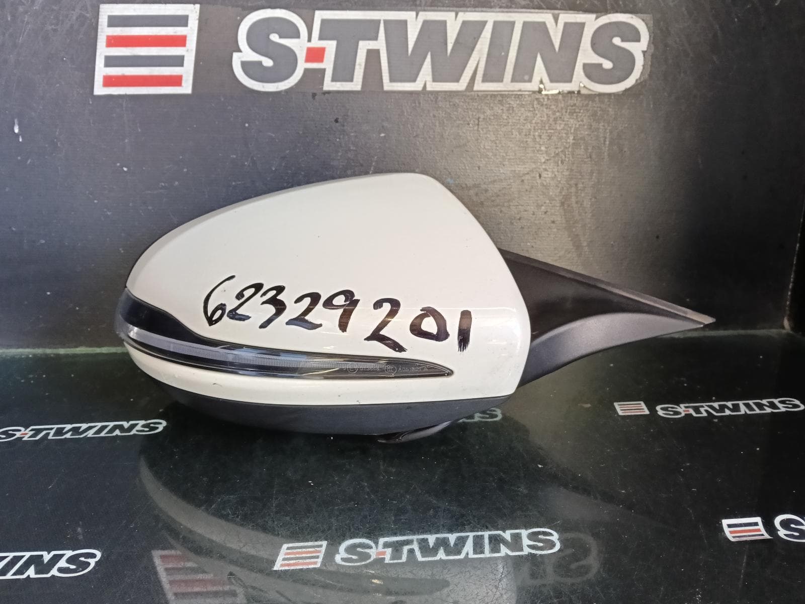Used auto part listing image: 2016 MERCEDES C CLASS RIGHT DOOR MIRROR W205/S205, SEDAN/WAGON, NON AMG, NON CAMERA, W/ MEMORY TYPE, COLOR CODED, 05/16-09/21 0000421836