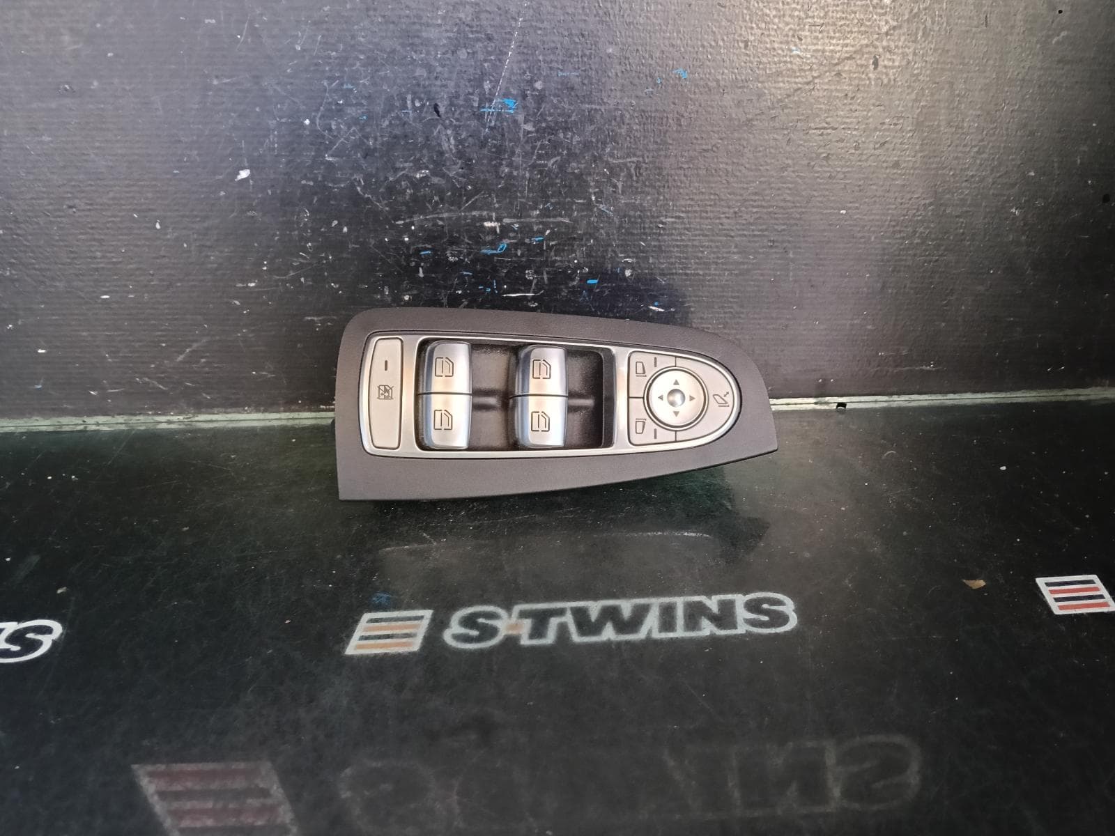 Used auto part listing image: 2016 MERCEDES C CLASS PWR DR WIND SWITCH RH FRONT (MASTER SWITCH), SILVER MIRROR BUTTONS TYPE, W205/S205, 06/14-07/19 0000421838