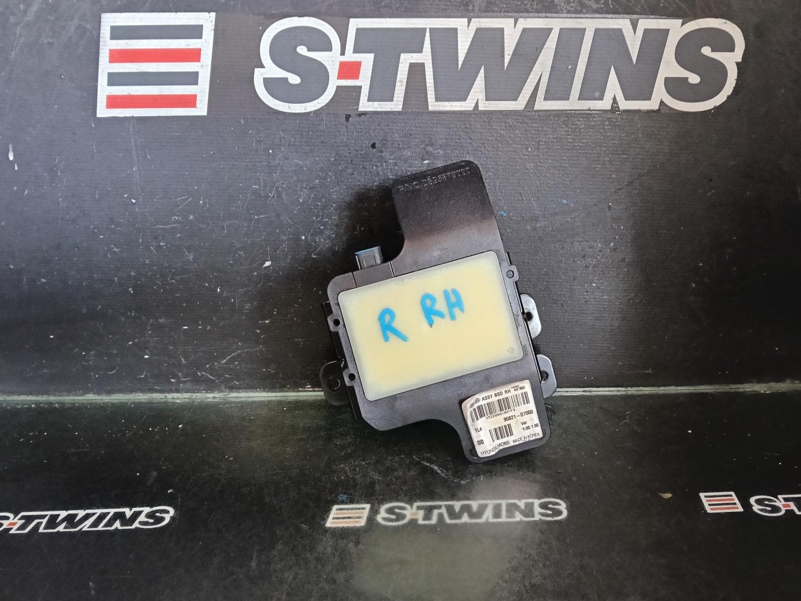 Used auto part listing image: 2016 HYUNDAI TUCSON REVERSE CAMERA BLIND SPOT MONITOR SENSOR (LH REAR BEHIND BUMPER), (CZECH VIN TMAH), TL, 06/15-06/18 0000421849