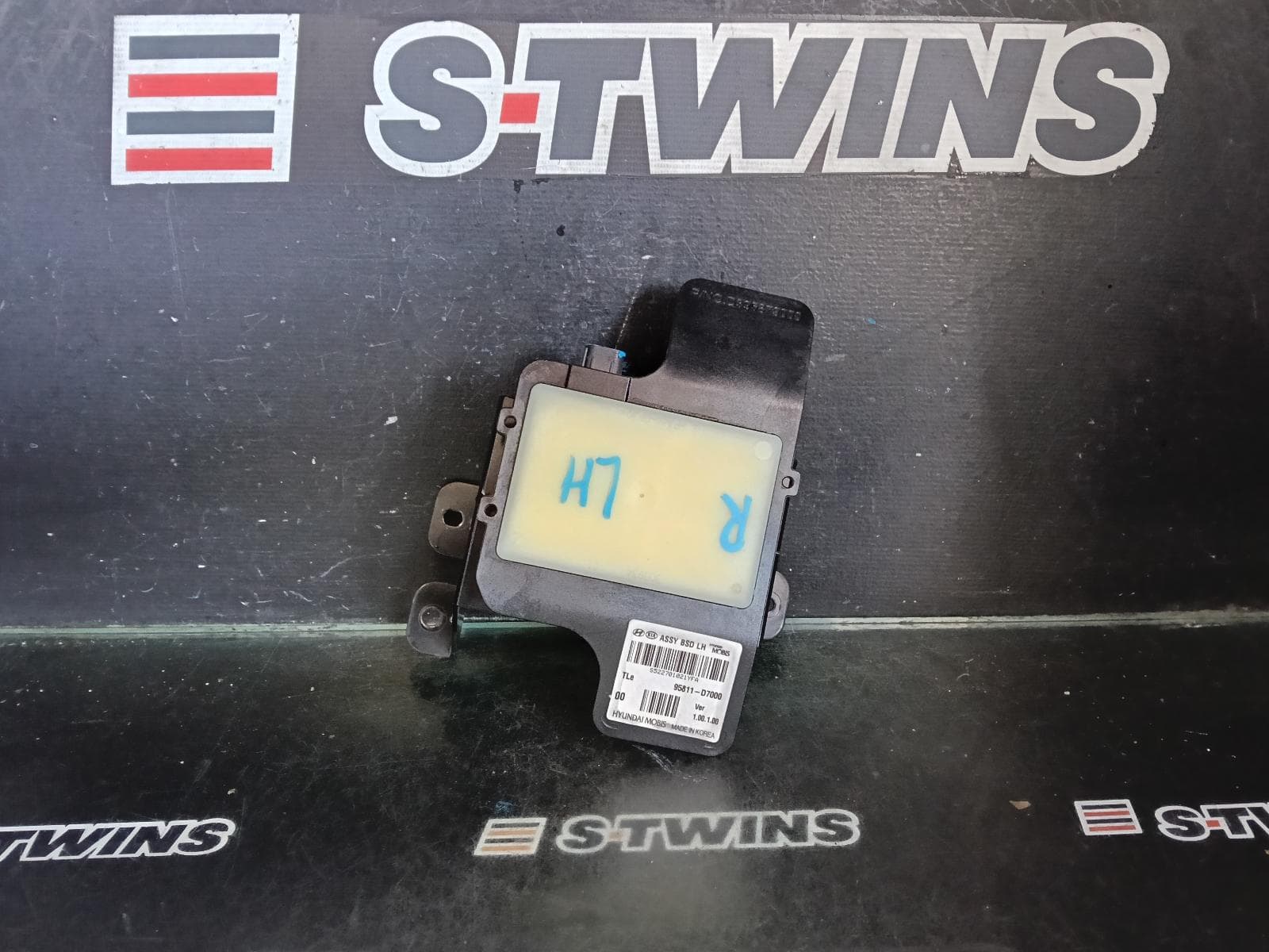 Used auto part listing image: 2016 HYUNDAI TUCSON REVERSE CAMERA BLIND SPOT MONITOR SENSOR (RH REAR BEHIND BUMPER), (CZECH VIN TMAH), TL, 06/15-06/18 0000421851