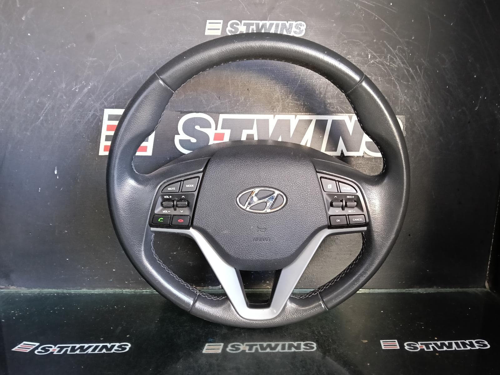 Used auto part listing image: 2016 HYUNDAI TUCSON STEERING WHEEL LEATHER, TL, W/CRUISE CONTROL & PHONE CONTROL TYPE, 06/15-08/18 0000421842